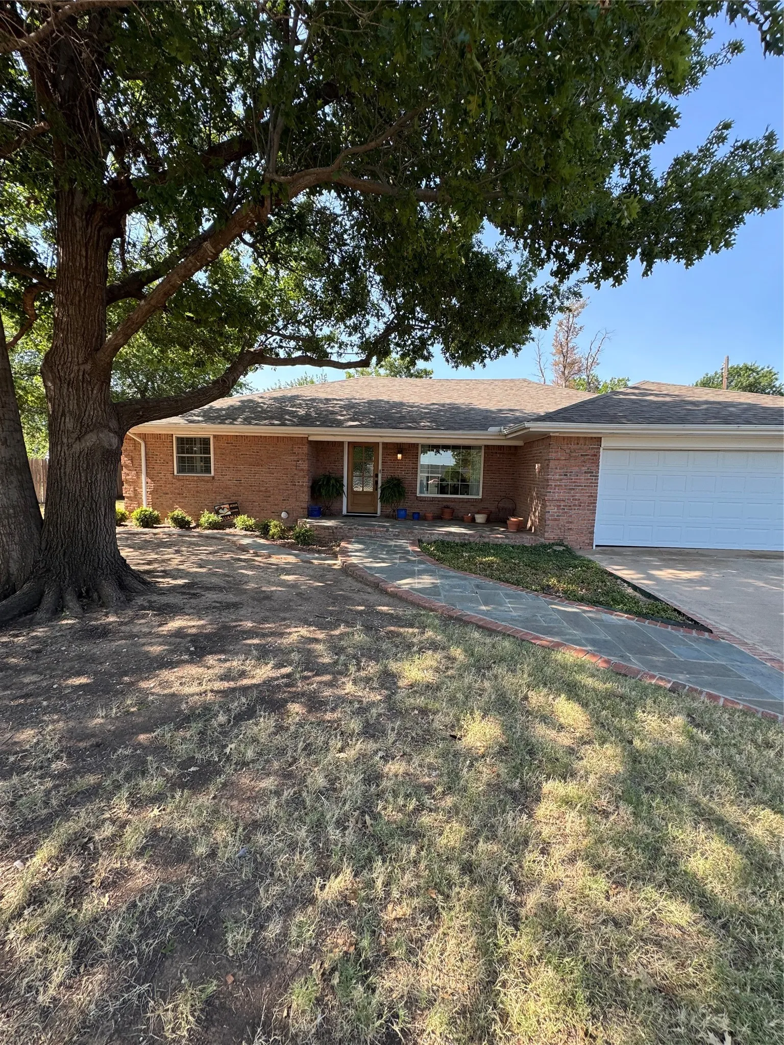 Single Family Residence For Sale in Hardeman County , 605 W 9th Street, Quanah, Texas 79252, 3 Bedroom, 3 Bathroom, 2 Garage spaces, 2,150 Sqft, built in 1965, mls#21352693, Real Estate Agent in Quanah, Homes For Sale in Hardeman county, Homes For Sale in Quanah, Realtor in Quanah Texas, Real Estate Brokerage Independent Realty Texas, Luminita Cordes Realtor