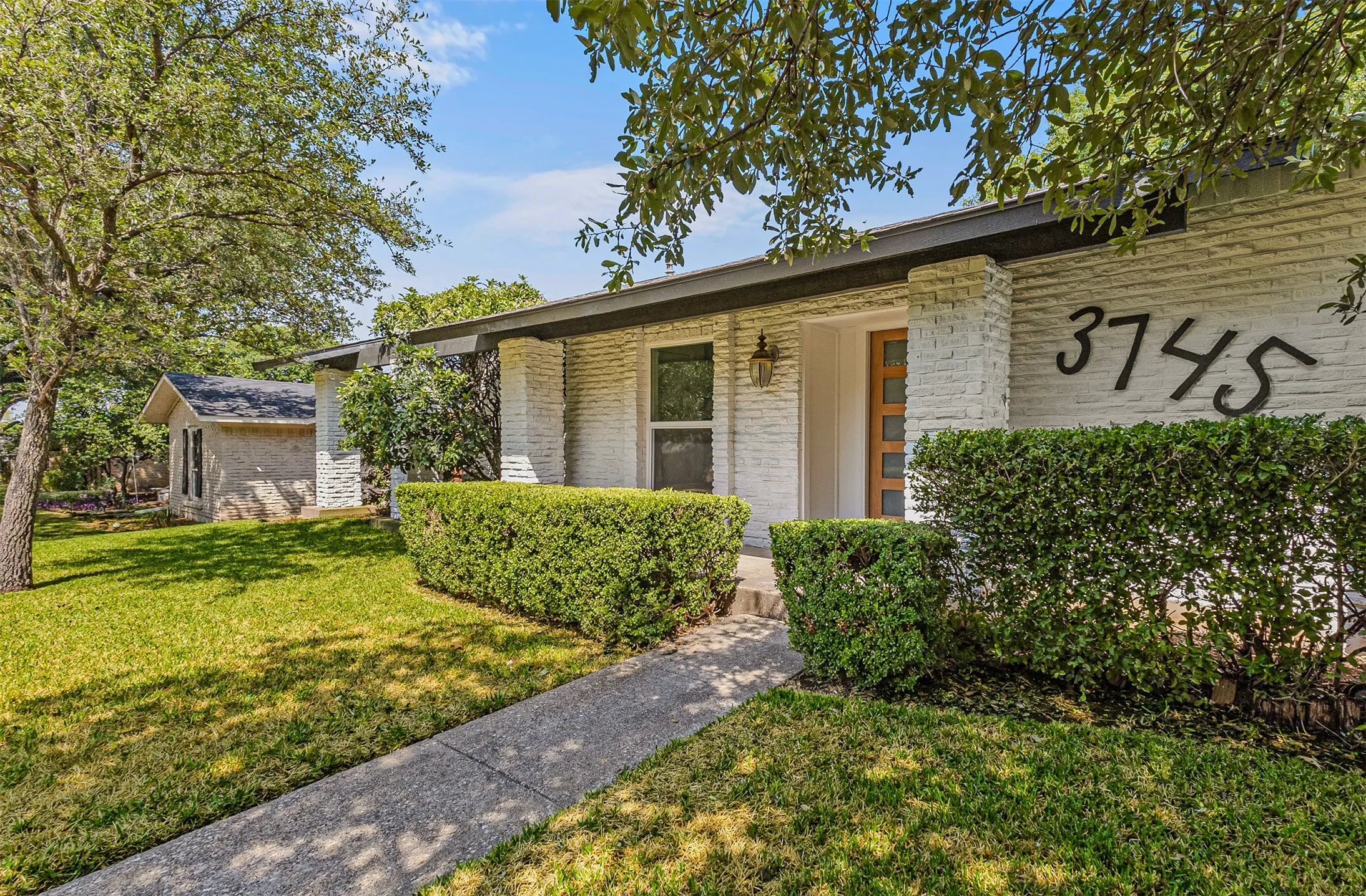 Single Family Residence For Sale in Dallas County , 3745 Blue Trace Lane, Farmers Branch, Texas 75244, 4 Bedroom, 2 Bathroom, 2 Garage spaces, 1,885 Sqft, built in 1969, mls#21352615, Real Estate Agent in Farmers Branch, Homes For Sale in Dallas county, Homes For Sale in Farmers Branch, Realtor in Farmers Branch Texas, Real Estate Brokerage Independent Realty Texas, Luminita Cordes Realtor