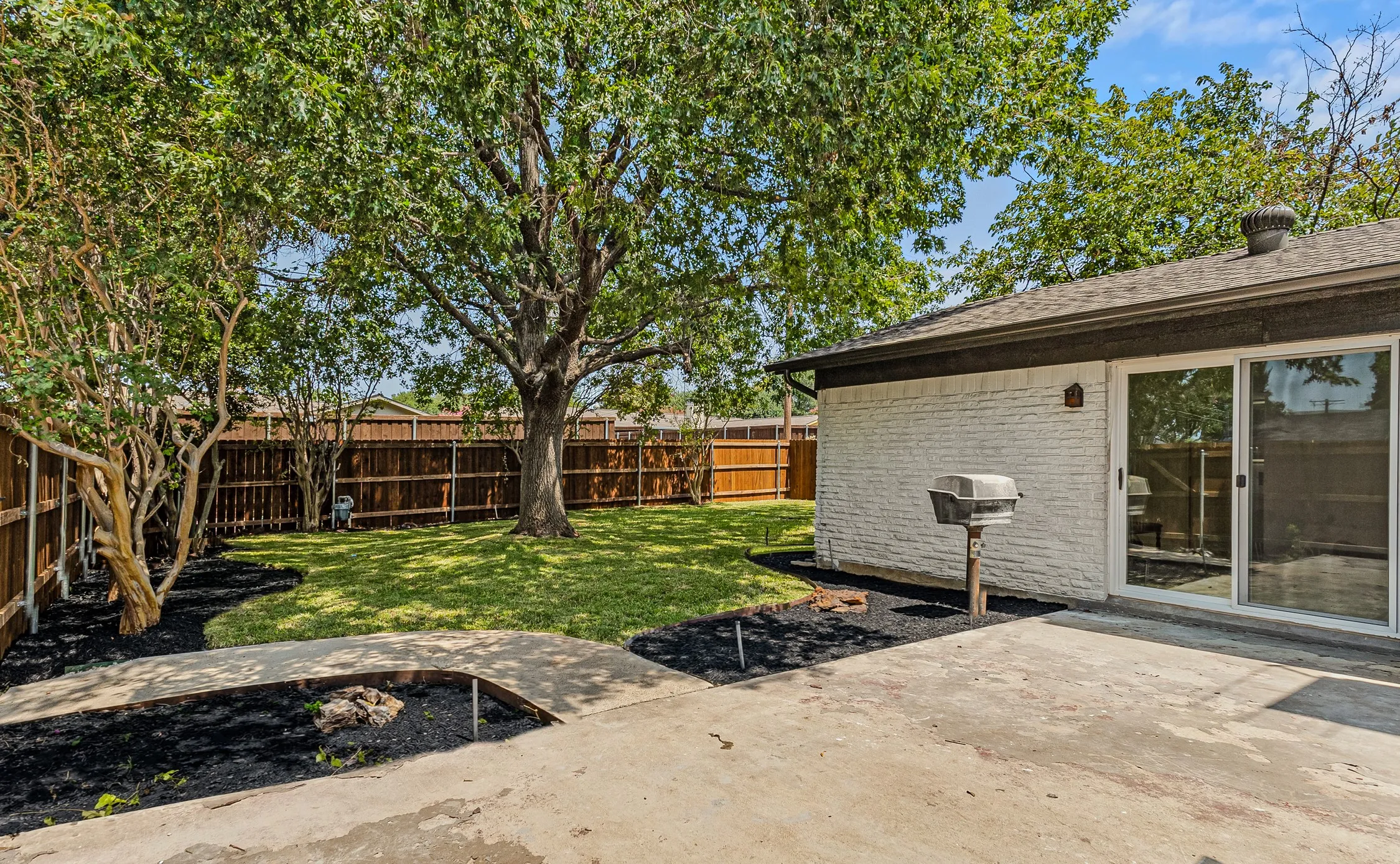 Single Family Residence For Sale in Dallas County , 3745 Blue Trace Lane, Farmers Branch, Texas 75244, 4 Bedroom, 2 Bathroom, 2 Garage spaces, 1,885 Sqft, built in 1969, mls#21352615, Real Estate Agent in Farmers Branch, Homes For Sale in Dallas county, Homes For Sale in Farmers Branch, Realtor in Farmers Branch Texas, Real Estate Brokerage Independent Realty Texas, Luminita Cordes Realtor