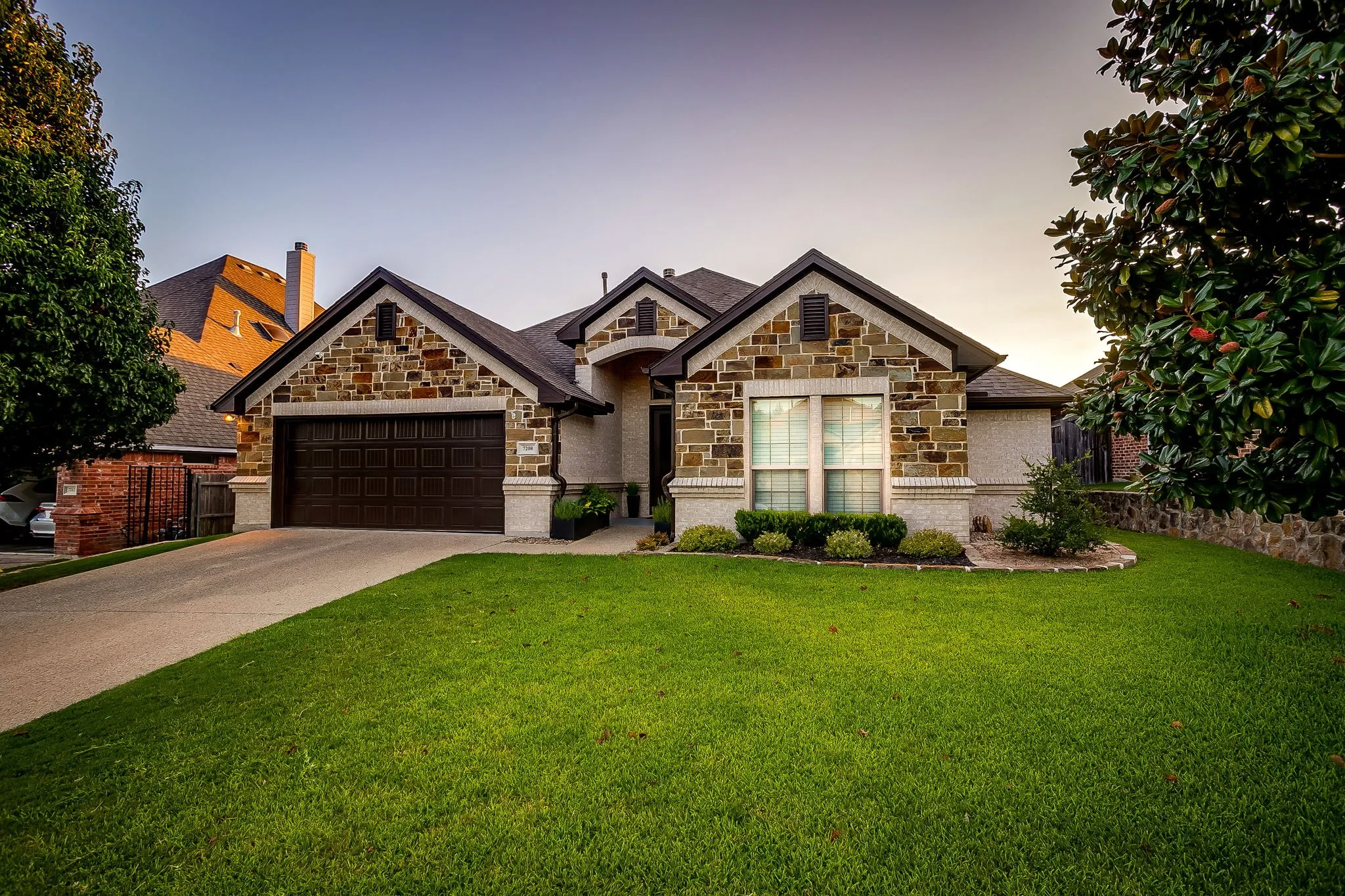 Beautiful manicured lawn and newly painted trim.
