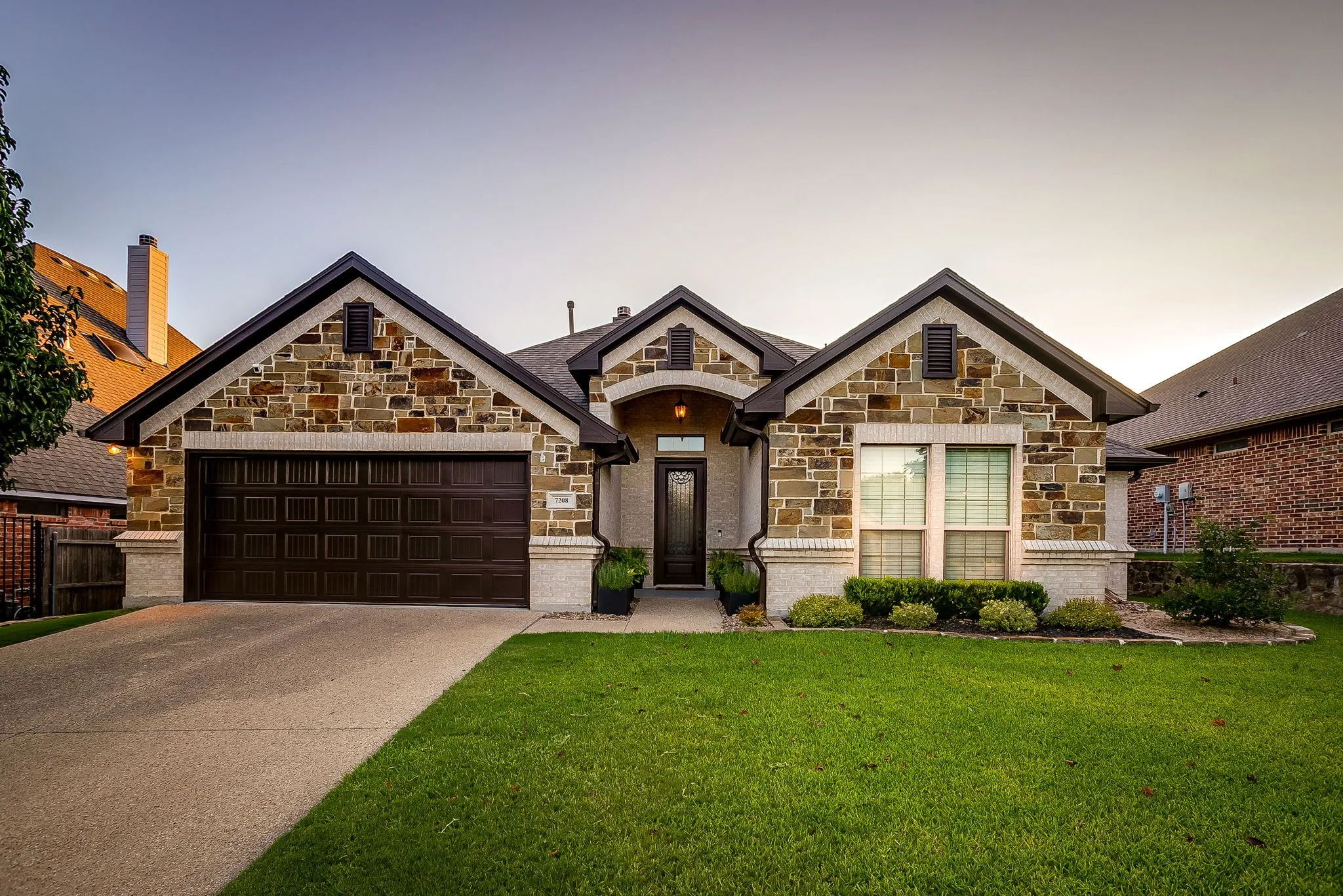 Single Family Residence For Sale in Tarrant County , 7208 Tour Trail, Benbrook, Texas 76126, 3 Bedroom, 3 Bathroom, 2 Garage spaces, 2,570 Sqft, built in 2016, mls#21351935, Real Estate Agent in Benbrook, Homes For Sale in Tarrant county, Homes For Sale in Benbrook, Realtor in Benbrook Texas, Real Estate Brokerage Independent Realty Texas, Luminita Cordes Realtor