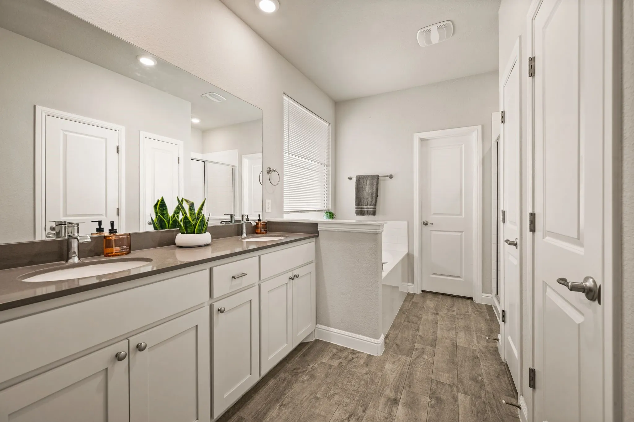 Single Family Residence For Sale in Hood County , 1540 Seabiscuit Drive, Granbury, Texas 76049, 4 Bedroom, 2 Bathroom, 2 Garage spaces, 1,848 Sqft, built in 2020, mls#21350910, Real Estate Agent in Granbury, Homes For Sale in Hood county, Homes For Sale in Granbury, Realtor in Granbury Texas, Real Estate Brokerage Independent Realty Texas, Luminita Cordes Realtor
