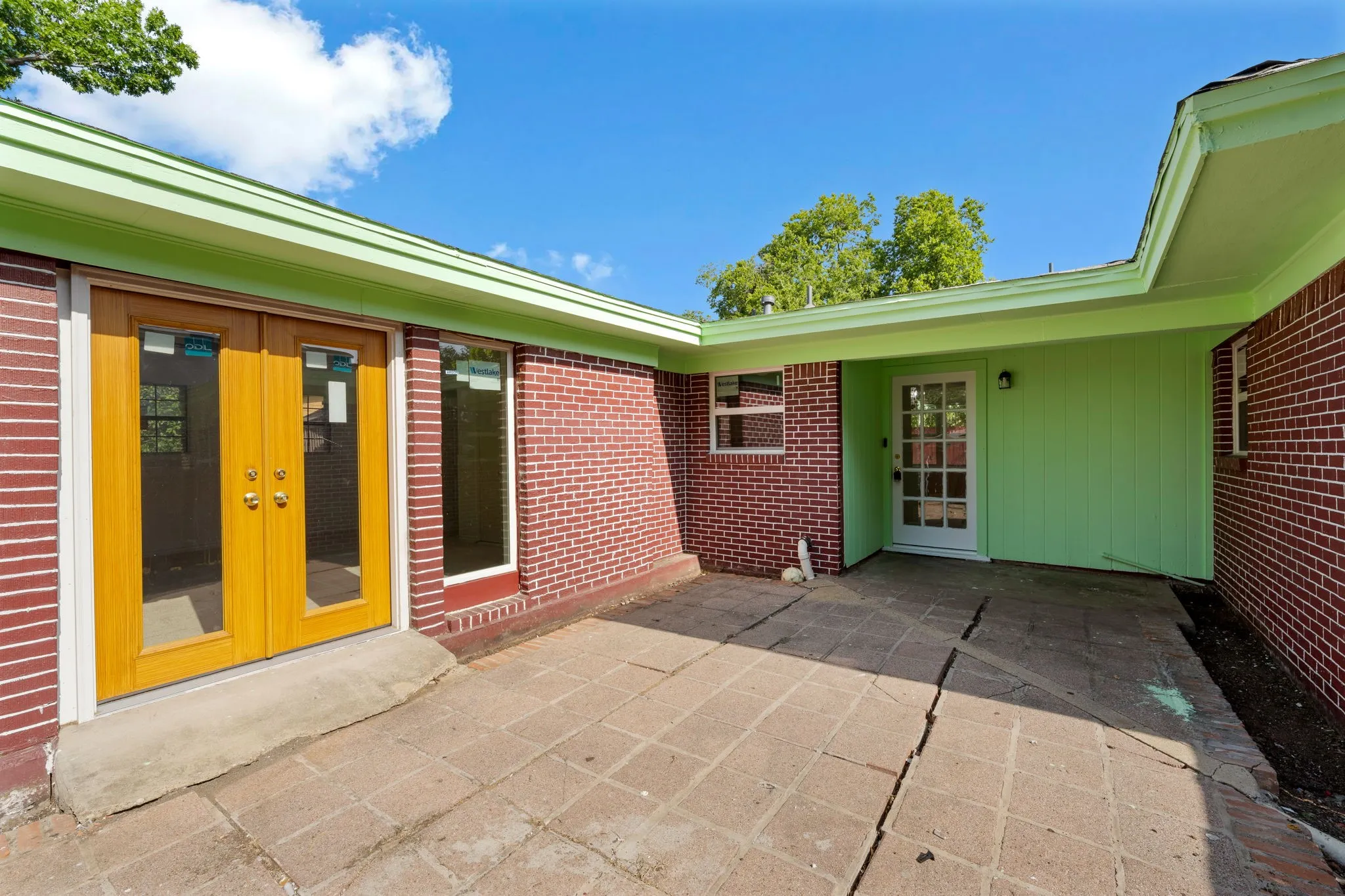Single Family Residence For Sale in Dallas County , 13545 Flagstone Lane, Dallas, Texas 75240, 4 Bedroom, 2 Bathroom, Garage spaces, 2,100 Sqft, built in 1956, mls#21351806, Real Estate Agent in Dallas, Homes For Sale in Dallas county, Homes For Sale in Dallas, Realtor in Dallas Texas, Real Estate Brokerage Independent Realty Texas, Luminita Cordes Realtor
