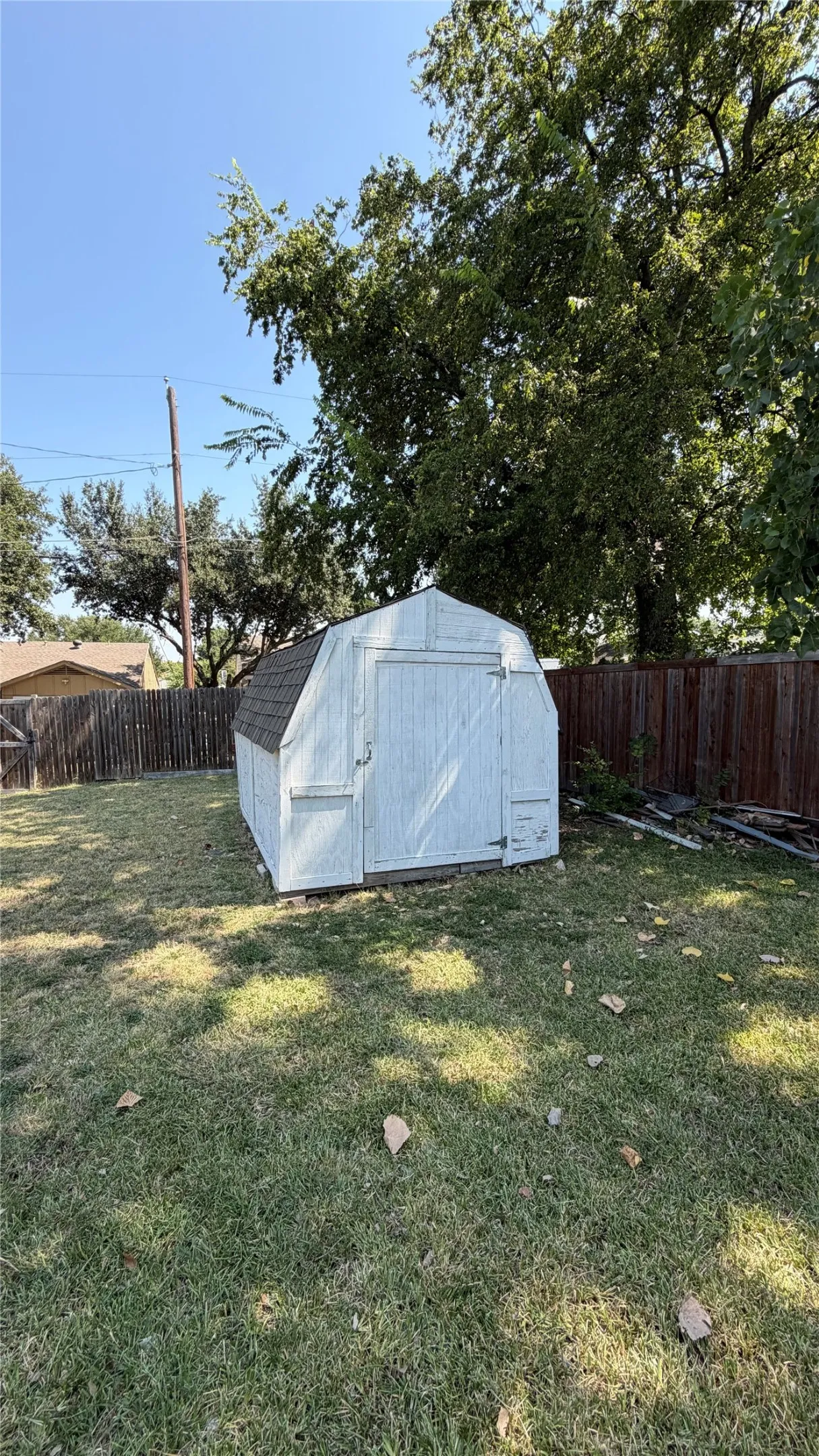 Single Family Residence For Sale in Dallas County , 1001 E Linda Drive, Garland, Texas 75041, 3 Bedroom, 2 Bathroom, Garage spaces, 1,372 Sqft, built in 1964, mls#21351539, Real Estate Agent in Garland, Homes For Sale in Dallas county, Homes For Sale in Garland, Realtor in Garland Texas, Real Estate Brokerage Independent Realty Texas, Luminita Cordes Realtor