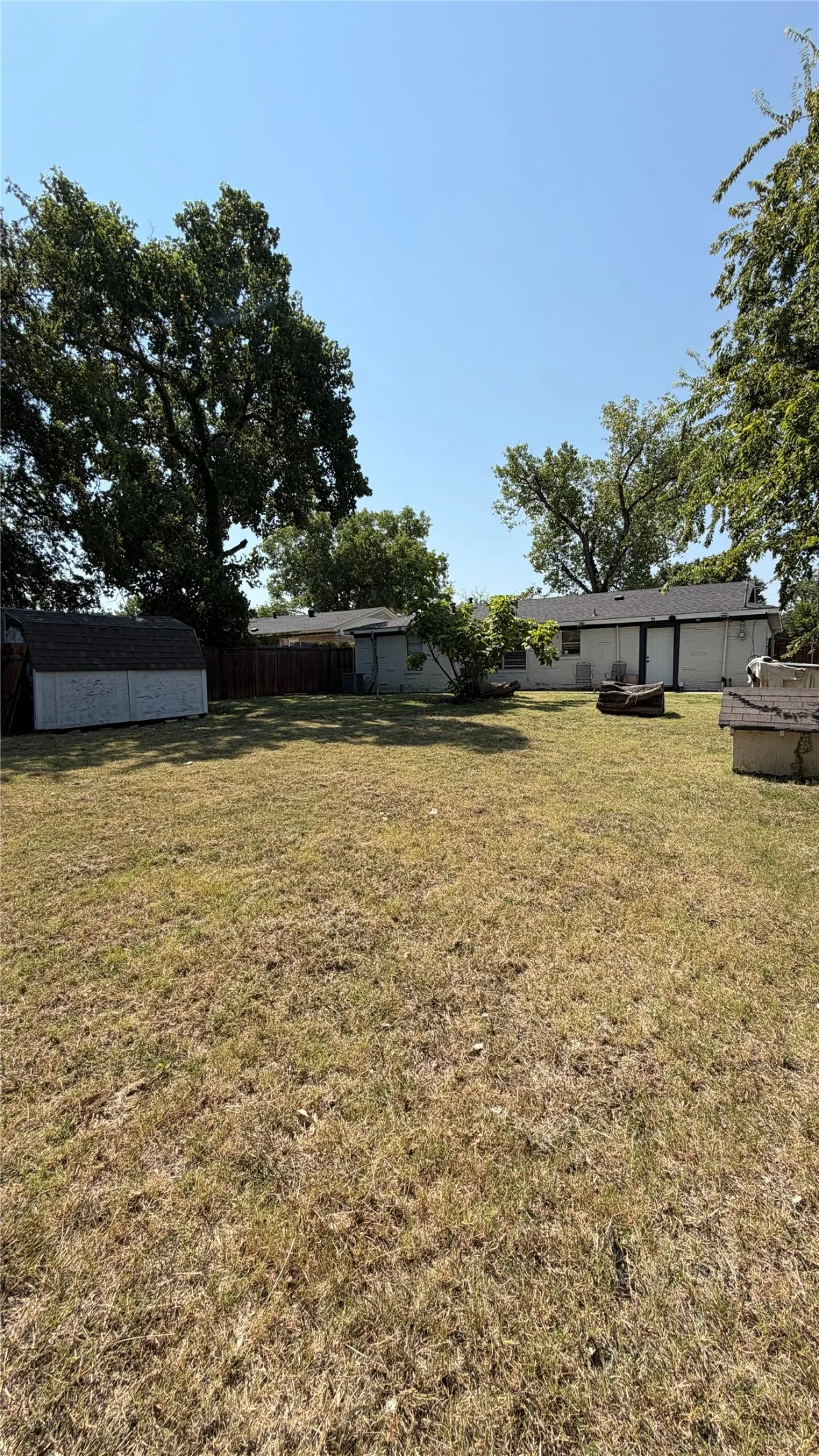 Single Family Residence For Sale in Dallas County , 1001 E Linda Drive, Garland, Texas 75041, 3 Bedroom, 2 Bathroom, Garage spaces, 1,372 Sqft, built in 1964, mls#21351539, Real Estate Agent in Garland, Homes For Sale in Dallas county, Homes For Sale in Garland, Realtor in Garland Texas, Real Estate Brokerage Independent Realty Texas, Luminita Cordes Realtor