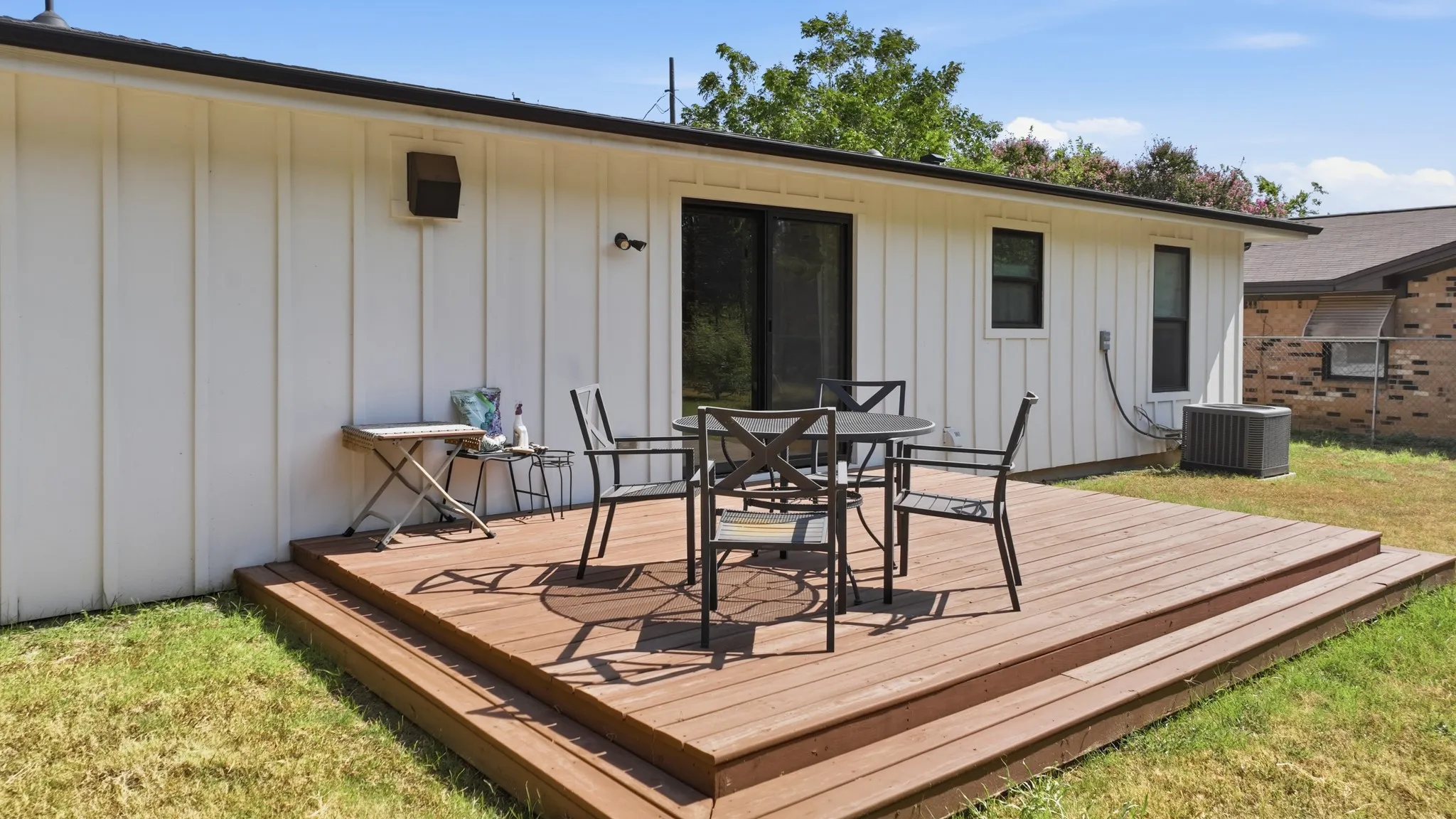 Single Family Residence For Sale in Hood County , 915 W Bridge Street, Granbury, Texas 76048, 3 Bedroom, 2 Bathroom, Garage spaces, 1,362 Sqft, built in 1966, mls#21352400, Real Estate Agent in Granbury, Homes For Sale in Hood county, Homes For Sale in Granbury, Realtor in Granbury Texas, Real Estate Brokerage Independent Realty Texas, Luminita Cordes Realtor