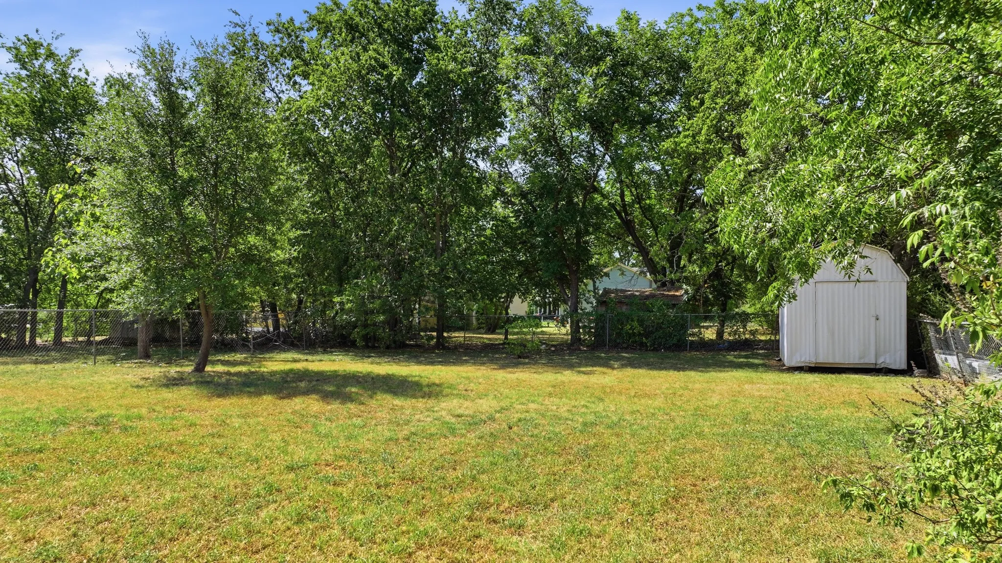 Single Family Residence For Sale in Hood County , 915 W Bridge Street, Granbury, Texas 76048, 3 Bedroom, 2 Bathroom, Garage spaces, 1,362 Sqft, built in 1966, mls#21352400, Real Estate Agent in Granbury, Homes For Sale in Hood county, Homes For Sale in Granbury, Realtor in Granbury Texas, Real Estate Brokerage Independent Realty Texas, Luminita Cordes Realtor