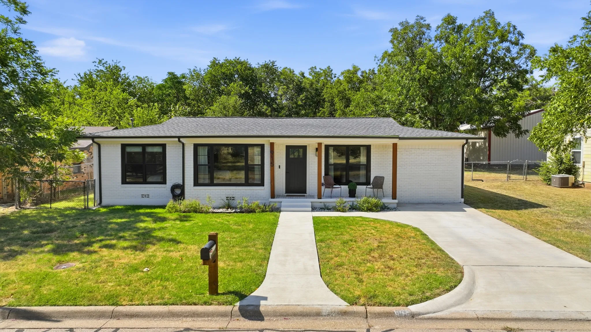 Single Family Residence For Sale in Hood County , 915 W Bridge Street, Granbury, Texas 76048, 3 Bedroom, 2 Bathroom, Garage spaces, 1,362 Sqft, built in 1966, mls#21352400, Real Estate Agent in Granbury, Homes For Sale in Hood county, Homes For Sale in Granbury, Realtor in Granbury Texas, Real Estate Brokerage Independent Realty Texas, Luminita Cordes Realtor
