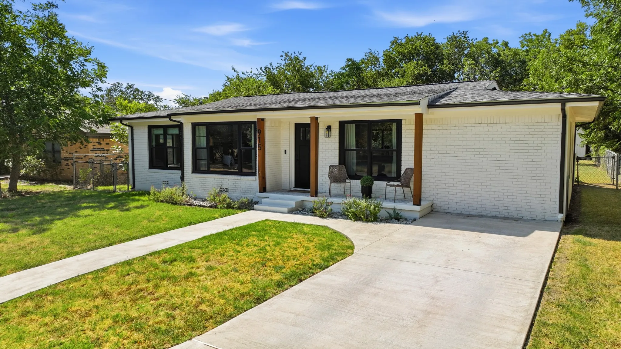 Single Family Residence For Sale in Hood County , 915 W Bridge Street, Granbury, Texas 76048, 3 Bedroom, 2 Bathroom, Garage spaces, 1,362 Sqft, built in 1966, mls#21352400, Real Estate Agent in Granbury, Homes For Sale in Hood county, Homes For Sale in Granbury, Realtor in Granbury Texas, Real Estate Brokerage Independent Realty Texas, Luminita Cordes Realtor