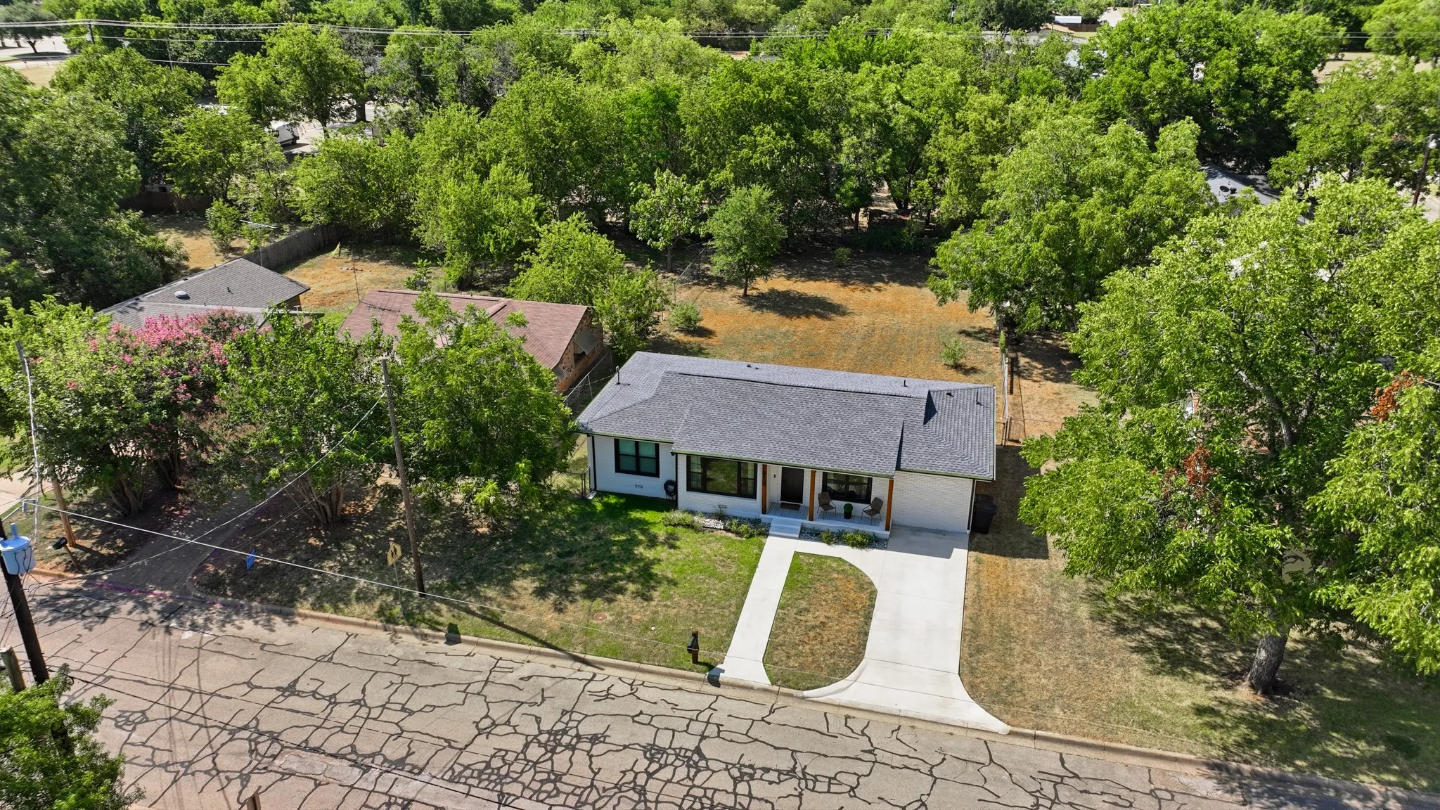Single Family Residence For Sale in Hood County , 915 W Bridge Street, Granbury, Texas 76048, 3 Bedroom, 2 Bathroom, Garage spaces, 1,362 Sqft, built in 1966, mls#21352400, Real Estate Agent in Granbury, Homes For Sale in Hood county, Homes For Sale in Granbury, Realtor in Granbury Texas, Real Estate Brokerage Independent Realty Texas, Luminita Cordes Realtor