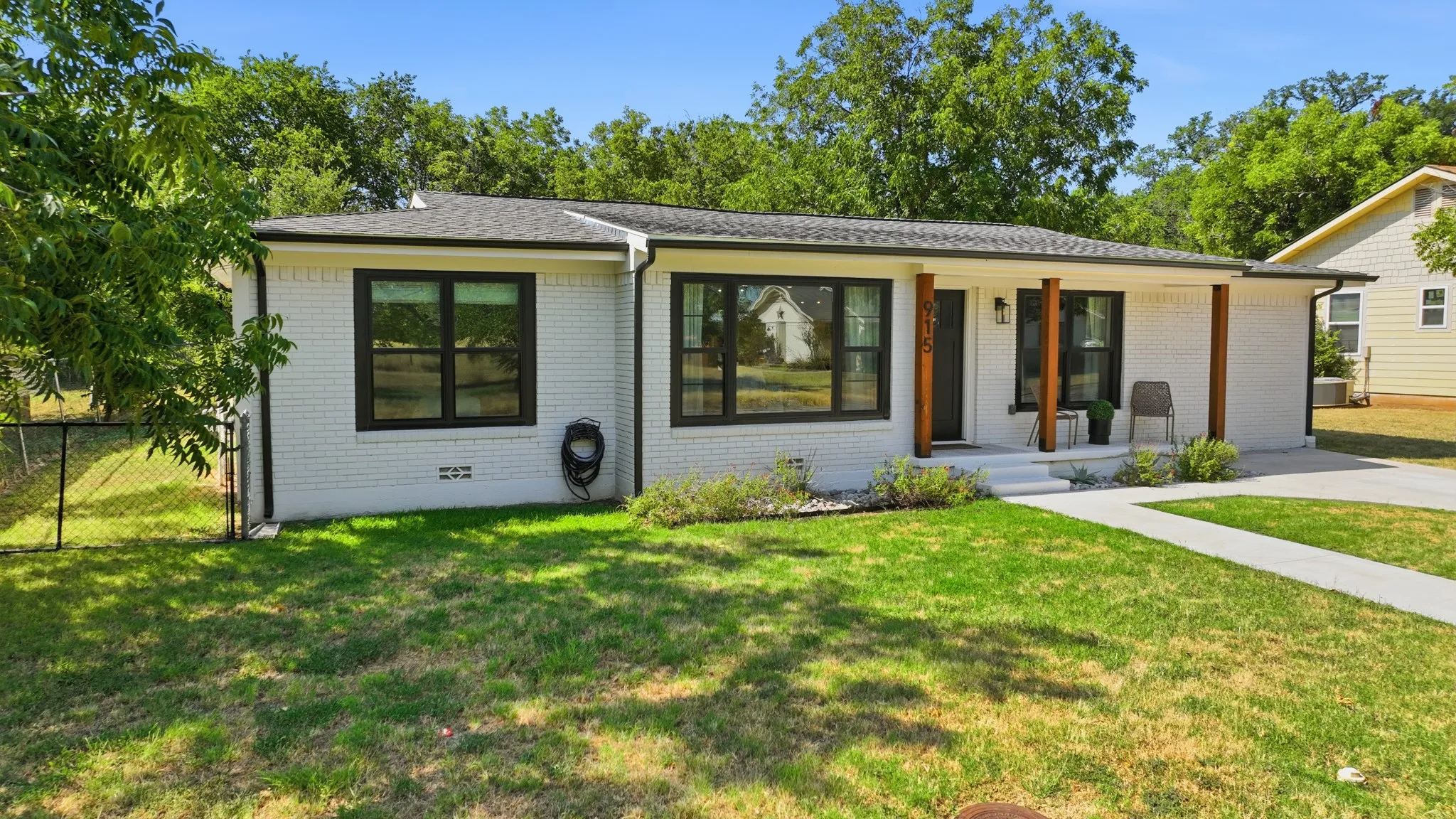 Single Family Residence For Sale in Hood County , 915 W Bridge Street, Granbury, Texas 76048, 3 Bedroom, 2 Bathroom, Garage spaces, 1,362 Sqft, built in 1966, mls#21352400, Real Estate Agent in Granbury, Homes For Sale in Hood county, Homes For Sale in Granbury, Realtor in Granbury Texas, Real Estate Brokerage Independent Realty Texas, Luminita Cordes Realtor