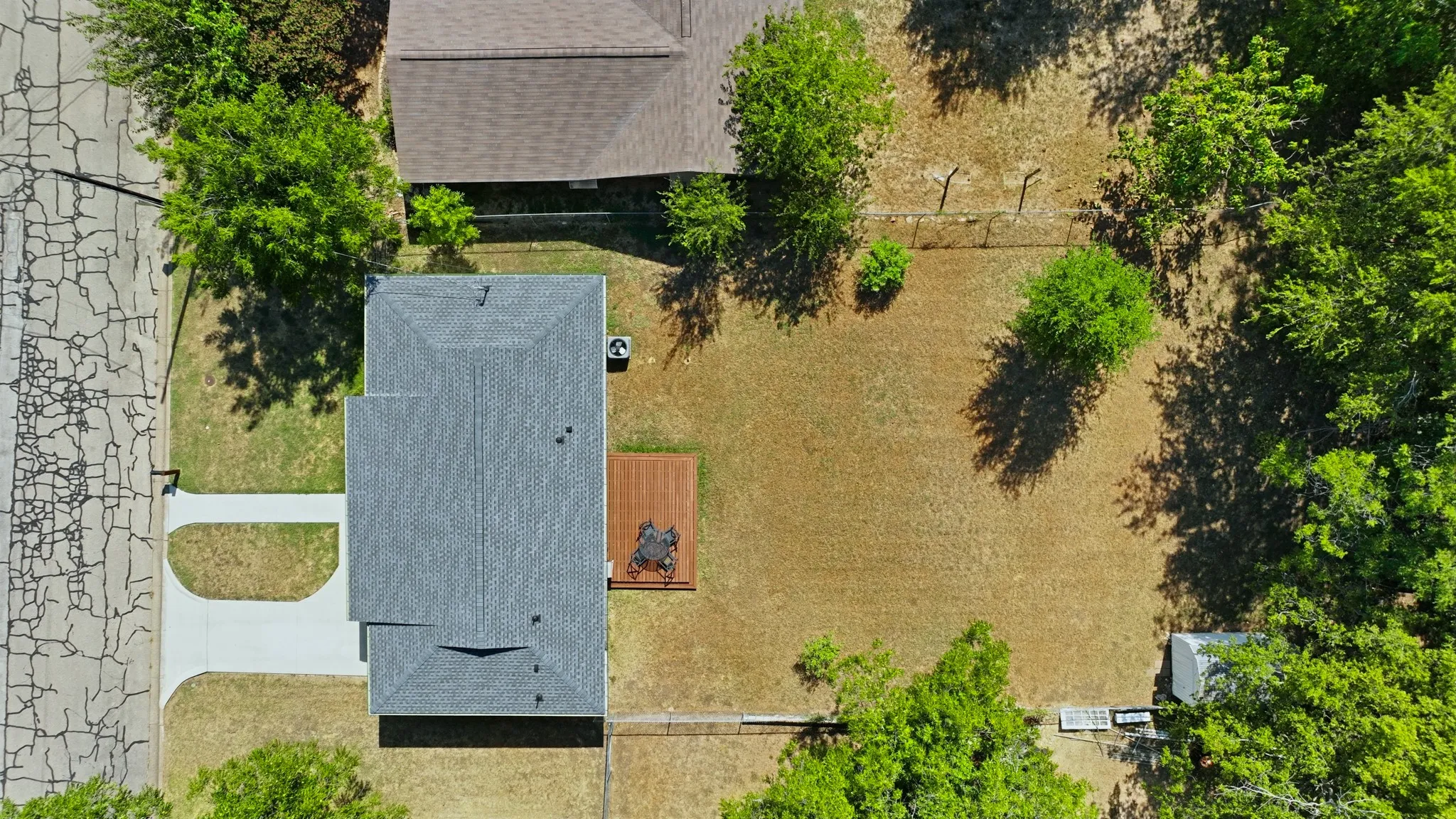 Single Family Residence For Sale in Hood County , 915 W Bridge Street, Granbury, Texas 76048, 3 Bedroom, 2 Bathroom, Garage spaces, 1,362 Sqft, built in 1966, mls#21352400, Real Estate Agent in Granbury, Homes For Sale in Hood county, Homes For Sale in Granbury, Realtor in Granbury Texas, Real Estate Brokerage Independent Realty Texas, Luminita Cordes Realtor