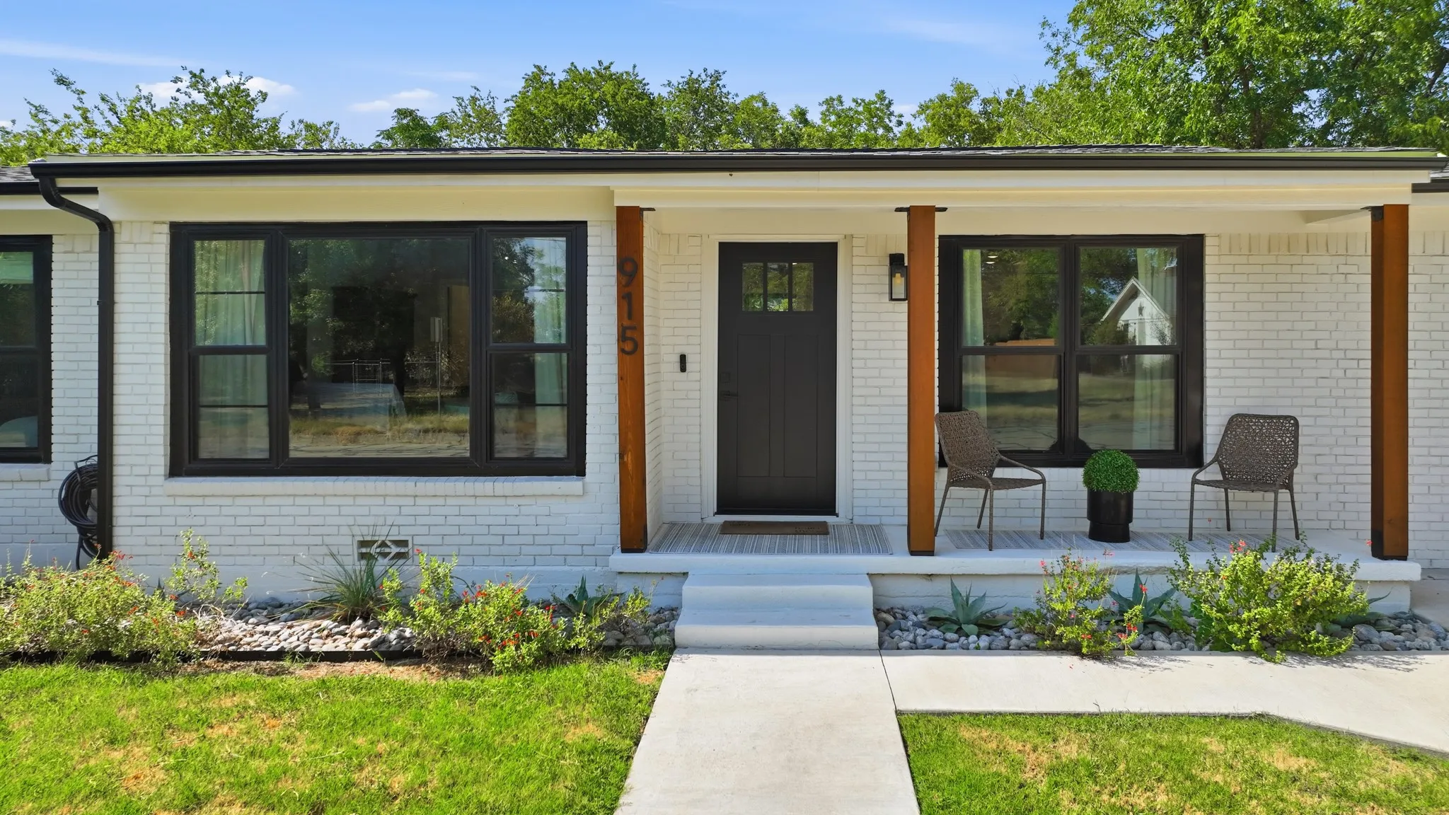 Single Family Residence For Sale in Hood County , 915 W Bridge Street, Granbury, Texas 76048, 3 Bedroom, 2 Bathroom, Garage spaces, 1,362 Sqft, built in 1966, mls#21352400, Real Estate Agent in Granbury, Homes For Sale in Hood county, Homes For Sale in Granbury, Realtor in Granbury Texas, Real Estate Brokerage Independent Realty Texas, Luminita Cordes Realtor