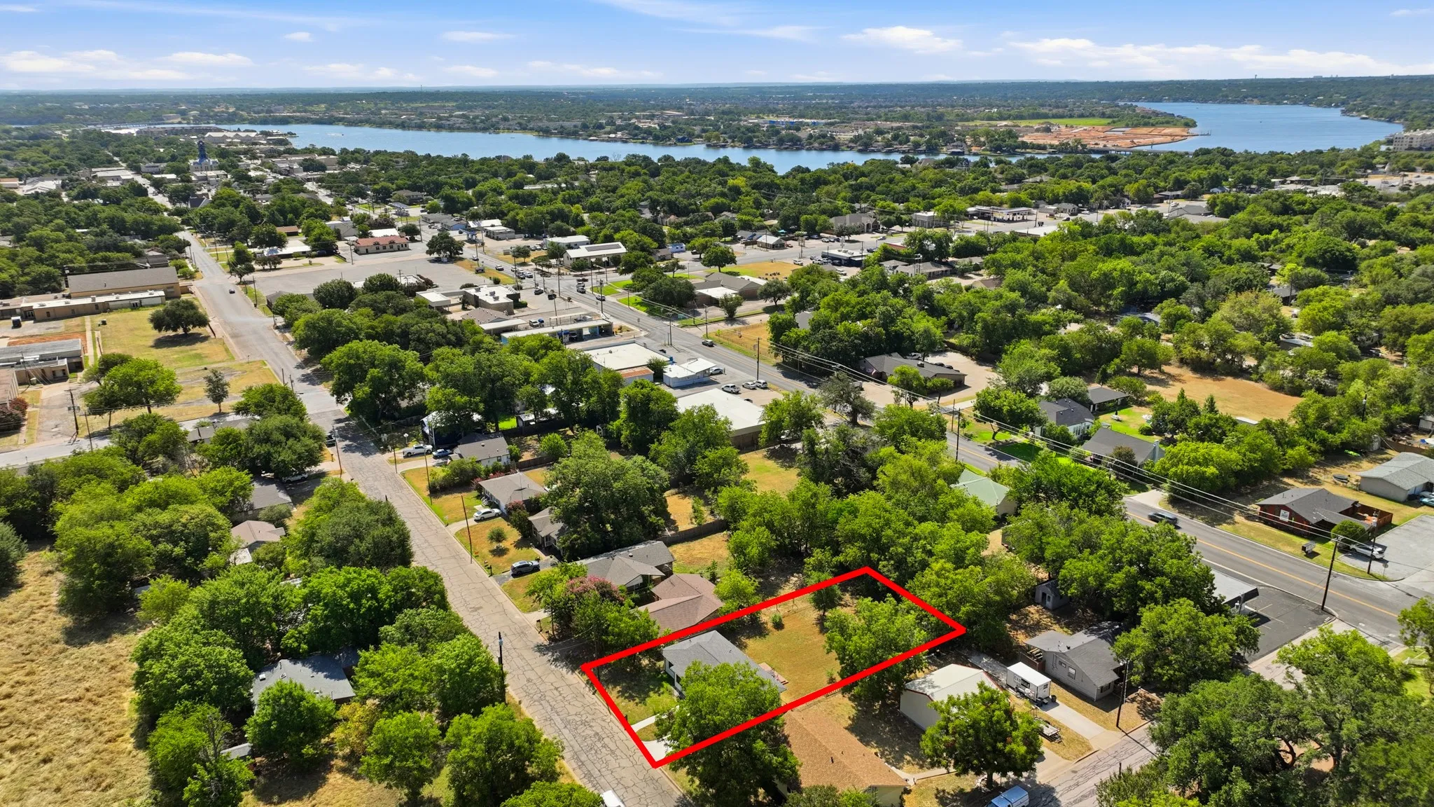 Single Family Residence For Sale in Hood County , 915 W Bridge Street, Granbury, Texas 76048, 3 Bedroom, 2 Bathroom, Garage spaces, 1,362 Sqft, built in 1966, mls#21352400, Real Estate Agent in Granbury, Homes For Sale in Hood county, Homes For Sale in Granbury, Realtor in Granbury Texas, Real Estate Brokerage Independent Realty Texas, Luminita Cordes Realtor