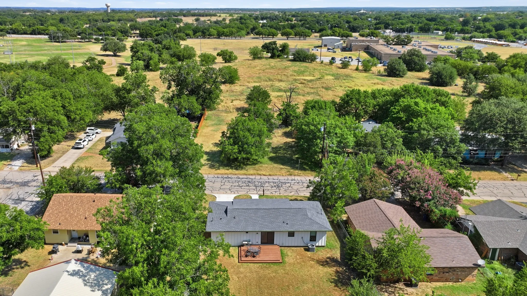 Single Family Residence For Sale in Hood County , 915 W Bridge Street, Granbury, Texas 76048, 3 Bedroom, 2 Bathroom, Garage spaces, 1,362 Sqft, built in 1966, mls#21352400, Real Estate Agent in Granbury, Homes For Sale in Hood county, Homes For Sale in Granbury, Realtor in Granbury Texas, Real Estate Brokerage Independent Realty Texas, Luminita Cordes Realtor