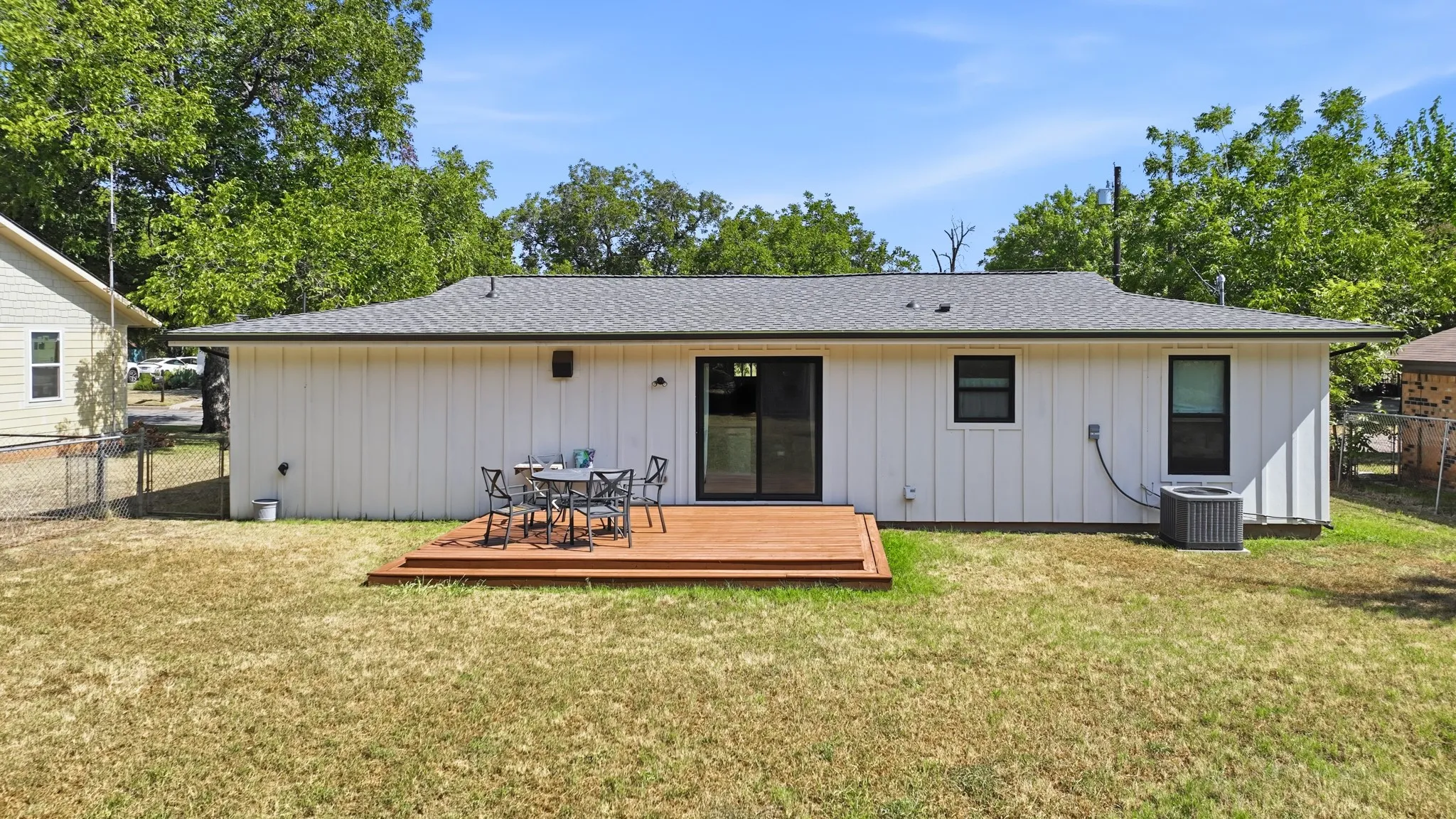 Single Family Residence For Sale in Hood County , 915 W Bridge Street, Granbury, Texas 76048, 3 Bedroom, 2 Bathroom, Garage spaces, 1,362 Sqft, built in 1966, mls#21352400, Real Estate Agent in Granbury, Homes For Sale in Hood county, Homes For Sale in Granbury, Realtor in Granbury Texas, Real Estate Brokerage Independent Realty Texas, Luminita Cordes Realtor