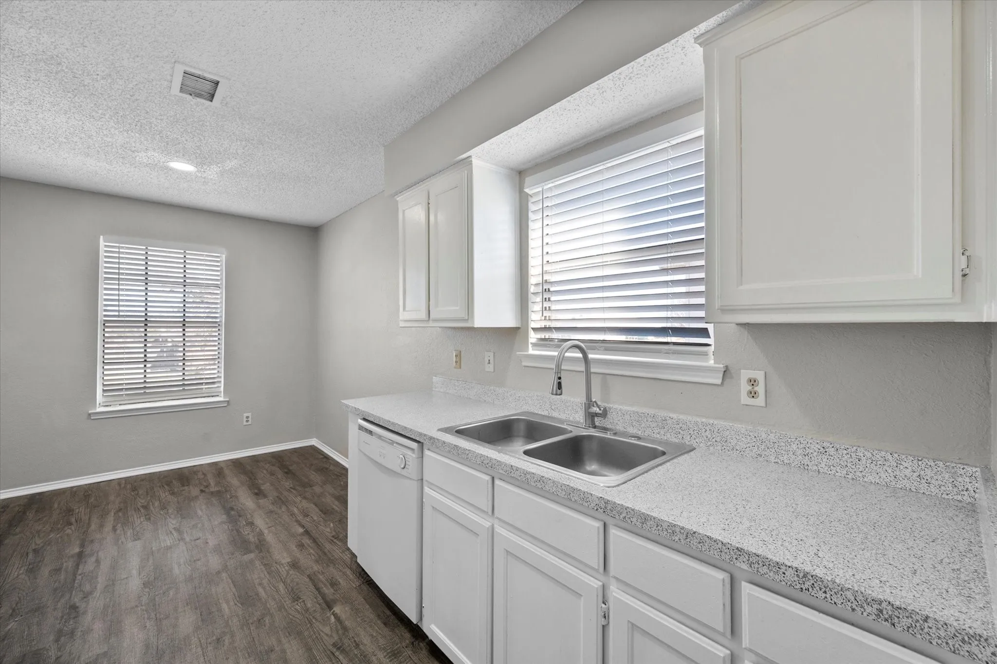Quadruplex For Rent in Tarrant County , 606 Kings Way Drive C, Mansfield, Texas 76063, 2 Bedroom, 1 Bathroom, Garage spaces, 813 Sqft, built in 1985, mls#21352736, Real Estate Agent in Mansfield, Homes For Rent in Tarrant county, Homes For Rent in Mansfield, Realtor in Mansfield Texas, Real Estate Brokerage Independent Realty Texas, Luminita Cordes Realtor