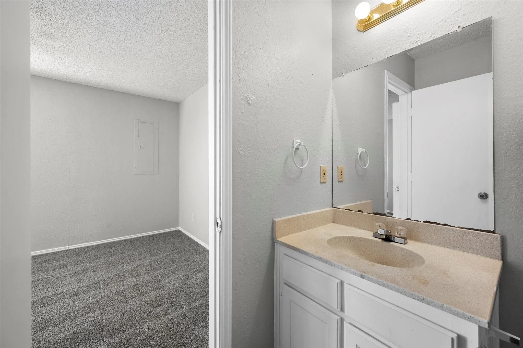 Quadruplex For Rent in Tarrant County , 606 Kings Way Drive C, Mansfield, Texas 76063, 2 Bedroom, 1 Bathroom, Garage spaces, 813 Sqft, built in 1985, mls#21352736, Real Estate Agent in Mansfield, Homes For Rent in Tarrant county, Homes For Rent in Mansfield, Realtor in Mansfield Texas, Real Estate Brokerage Independent Realty Texas, Luminita Cordes Realtor