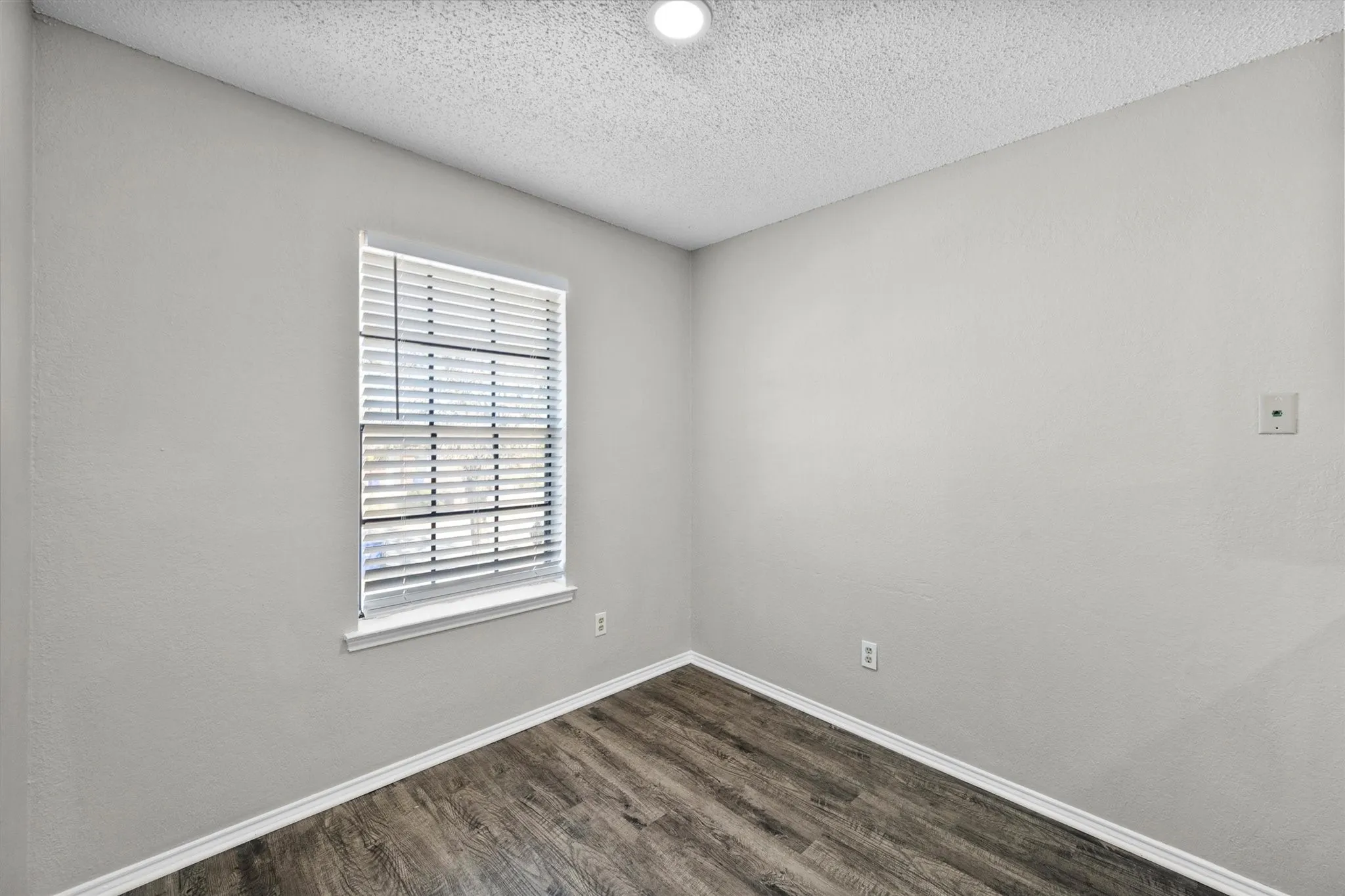 Quadruplex For Rent in Tarrant County , 606 Kings Way Drive C, Mansfield, Texas 76063, 2 Bedroom, 1 Bathroom, Garage spaces, 813 Sqft, built in 1985, mls#21352736, Real Estate Agent in Mansfield, Homes For Rent in Tarrant county, Homes For Rent in Mansfield, Realtor in Mansfield Texas, Real Estate Brokerage Independent Realty Texas, Luminita Cordes Realtor