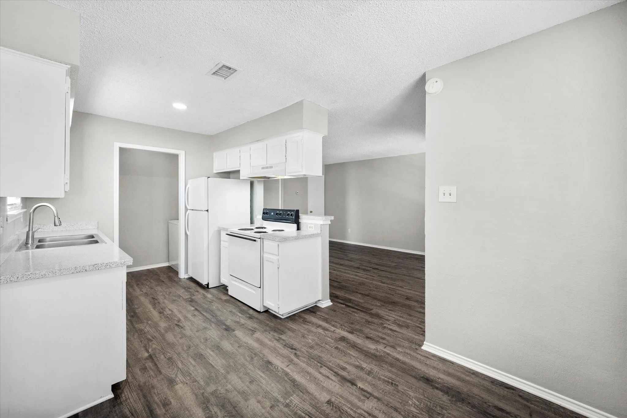 Quadruplex For Rent in Tarrant County , 606 Kings Way Drive C, Mansfield, Texas 76063, 2 Bedroom, 1 Bathroom, Garage spaces, 813 Sqft, built in 1985, mls#21352736, Real Estate Agent in Mansfield, Homes For Rent in Tarrant county, Homes For Rent in Mansfield, Realtor in Mansfield Texas, Real Estate Brokerage Independent Realty Texas, Luminita Cordes Realtor