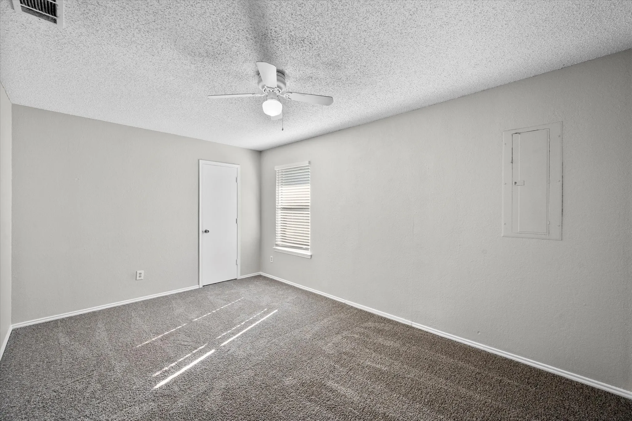 Quadruplex For Rent in Tarrant County , 606 Kings Way Drive C, Mansfield, Texas 76063, 2 Bedroom, 1 Bathroom, Garage spaces, 813 Sqft, built in 1985, mls#21352736, Real Estate Agent in Mansfield, Homes For Rent in Tarrant county, Homes For Rent in Mansfield, Realtor in Mansfield Texas, Real Estate Brokerage Independent Realty Texas, Luminita Cordes Realtor