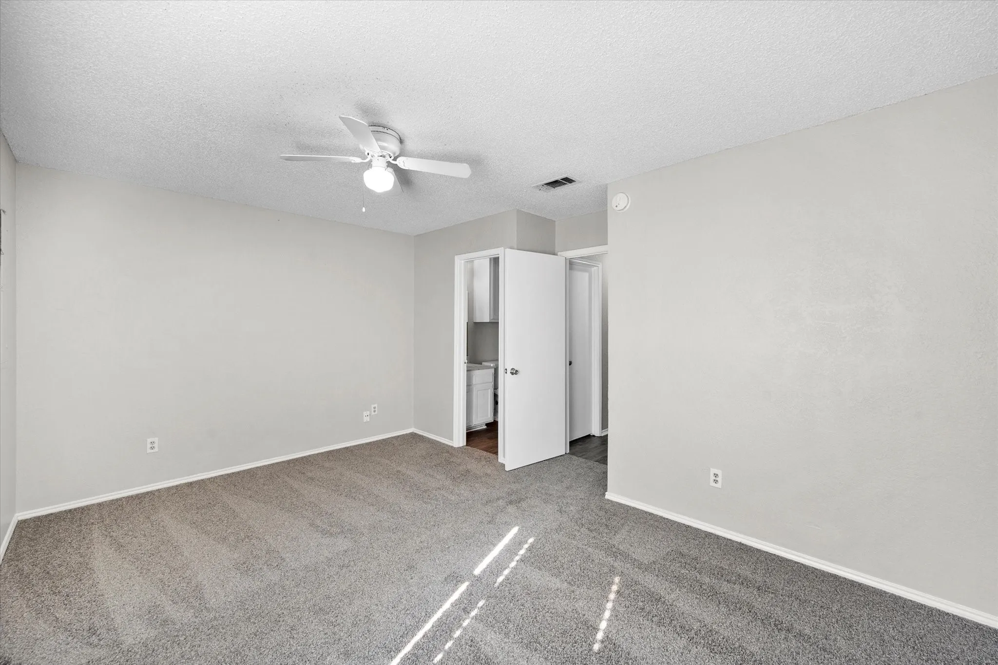 Quadruplex For Rent in Tarrant County , 606 Kings Way Drive C, Mansfield, Texas 76063, 2 Bedroom, 1 Bathroom, Garage spaces, 813 Sqft, built in 1985, mls#21352736, Real Estate Agent in Mansfield, Homes For Rent in Tarrant county, Homes For Rent in Mansfield, Realtor in Mansfield Texas, Real Estate Brokerage Independent Realty Texas, Luminita Cordes Realtor