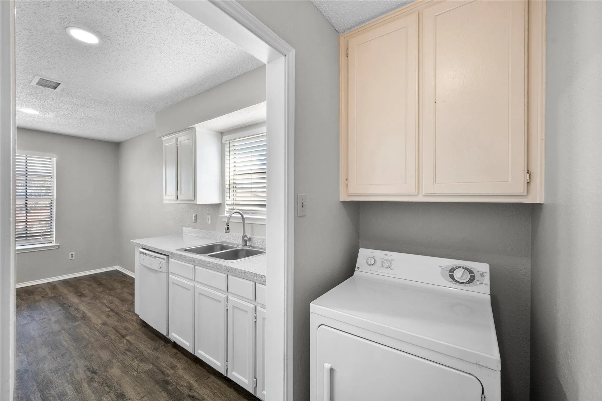 Quadruplex For Rent in Tarrant County , 606 Kings Way Drive C, Mansfield, Texas 76063, 2 Bedroom, 1 Bathroom, Garage spaces, 813 Sqft, built in 1985, mls#21352736, Real Estate Agent in Mansfield, Homes For Rent in Tarrant county, Homes For Rent in Mansfield, Realtor in Mansfield Texas, Real Estate Brokerage Independent Realty Texas, Luminita Cordes Realtor