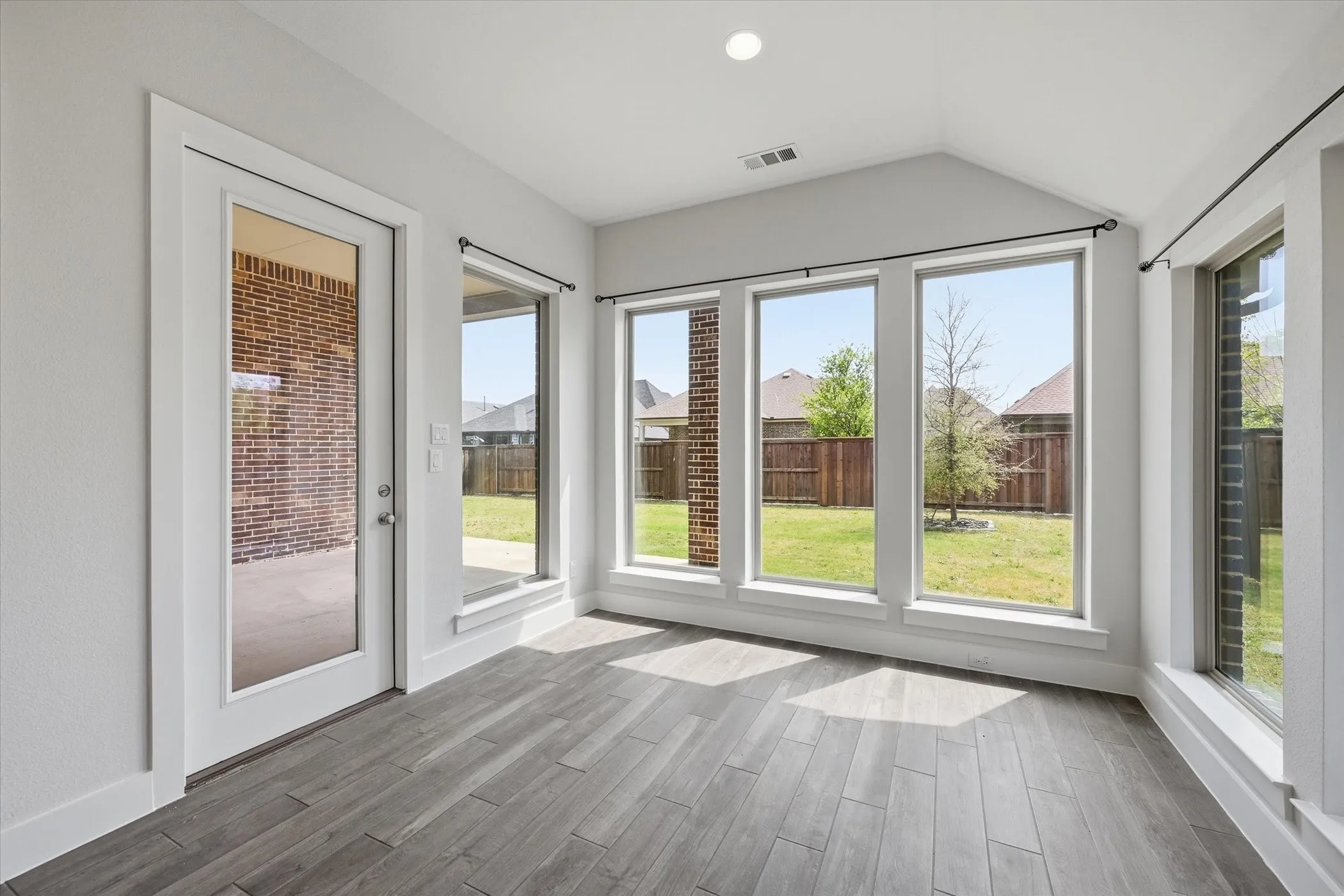 Single Family Residence For Sale in Grayson County , 1617 Cygnet Court, Van Alstyne, Texas 75495, 4 Bedroom, 4 Bathroom, 3 Garage spaces, 2,974 Sqft, built in 2021, mls#21352164, Real Estate Agent in Van Alstyne, Homes For Sale in Grayson county, Homes For Sale in Van Alstyne, Realtor in Van Alstyne Texas, Real Estate Brokerage Independent Realty Texas, Luminita Cordes Realtor