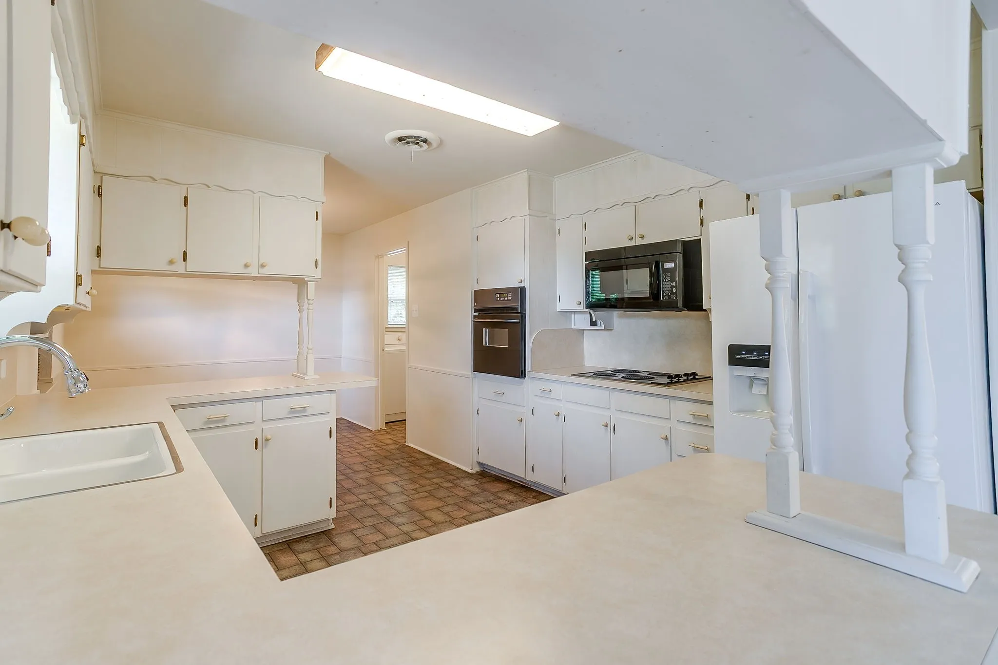 Single Family Residence For Sale in Tarrant County , 2928 Laredo Drive, Fort Worth, Texas 76116, 3 Bedroom, 2 Bathroom, 2 Garage spaces, 1,720 Sqft, built in 1965, mls#21344621, Real Estate Agent in Fort Worth, Homes For Sale in Tarrant county, Homes For Sale in Fort Worth, Realtor in Fort Worth Texas, Real Estate Brokerage Independent Realty Texas, Luminita Cordes Realtor