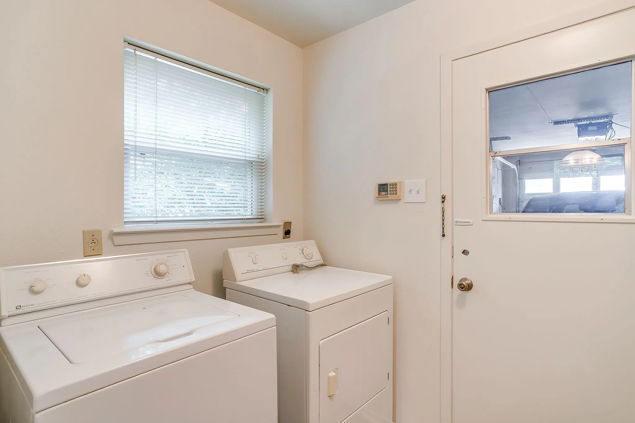 Single Family Residence For Sale in Tarrant County , 2928 Laredo Drive, Fort Worth, Texas 76116, 3 Bedroom, 2 Bathroom, 2 Garage spaces, 1,720 Sqft, built in 1965, mls#21344621, Real Estate Agent in Fort Worth, Homes For Sale in Tarrant county, Homes For Sale in Fort Worth, Realtor in Fort Worth Texas, Real Estate Brokerage Independent Realty Texas, Luminita Cordes Realtor
