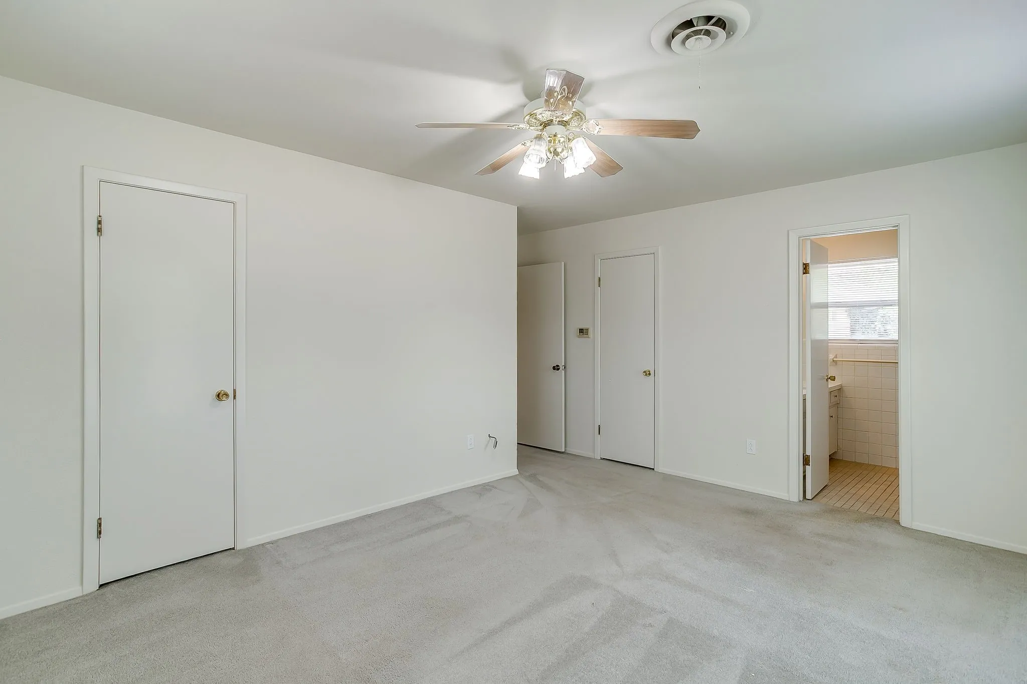 Single Family Residence For Sale in Tarrant County , 2928 Laredo Drive, Fort Worth, Texas 76116, 3 Bedroom, 2 Bathroom, 2 Garage spaces, 1,720 Sqft, built in 1965, mls#21344621, Real Estate Agent in Fort Worth, Homes For Sale in Tarrant county, Homes For Sale in Fort Worth, Realtor in Fort Worth Texas, Real Estate Brokerage Independent Realty Texas, Luminita Cordes Realtor