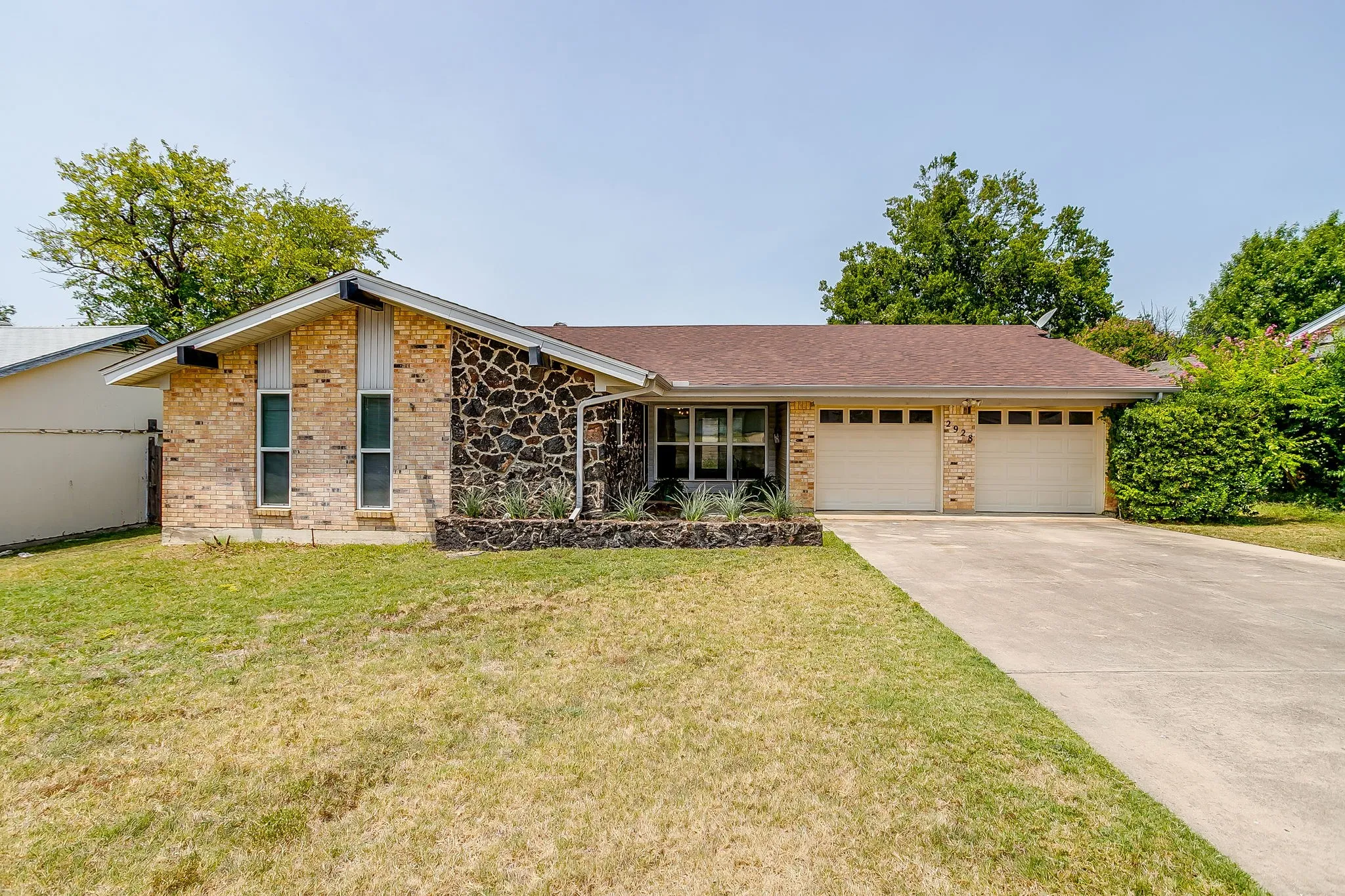 Single Family Residence For Sale in Tarrant County , 2928 Laredo Drive, Fort Worth, Texas 76116, 3 Bedroom, 2 Bathroom, 2 Garage spaces, 1,720 Sqft, built in 1965, mls#21344621, Real Estate Agent in Fort Worth, Homes For Sale in Tarrant county, Homes For Sale in Fort Worth, Realtor in Fort Worth Texas, Real Estate Brokerage Independent Realty Texas, Luminita Cordes Realtor