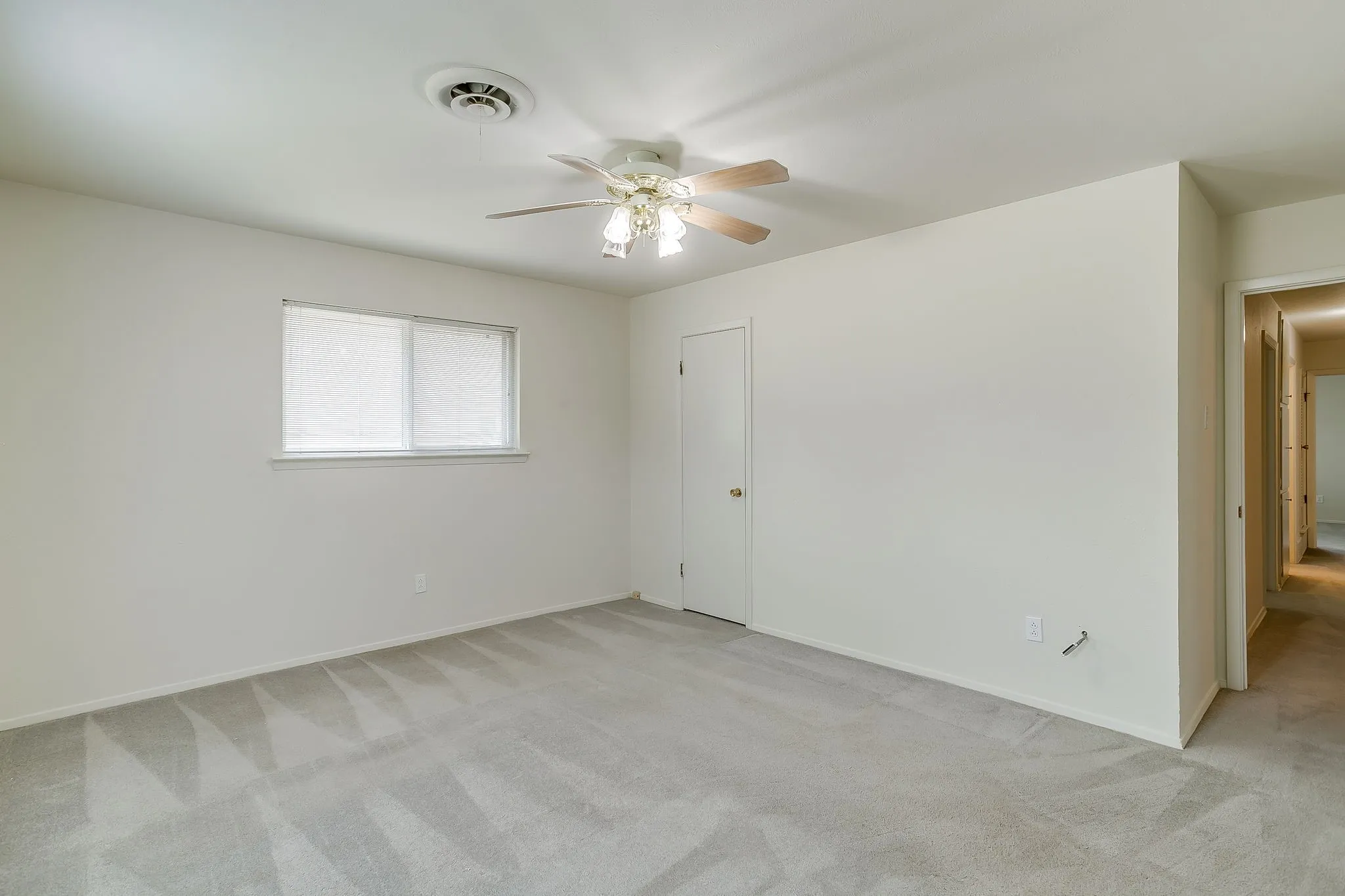 Single Family Residence For Sale in Tarrant County , 2928 Laredo Drive, Fort Worth, Texas 76116, 3 Bedroom, 2 Bathroom, 2 Garage spaces, 1,720 Sqft, built in 1965, mls#21344621, Real Estate Agent in Fort Worth, Homes For Sale in Tarrant county, Homes For Sale in Fort Worth, Realtor in Fort Worth Texas, Real Estate Brokerage Independent Realty Texas, Luminita Cordes Realtor