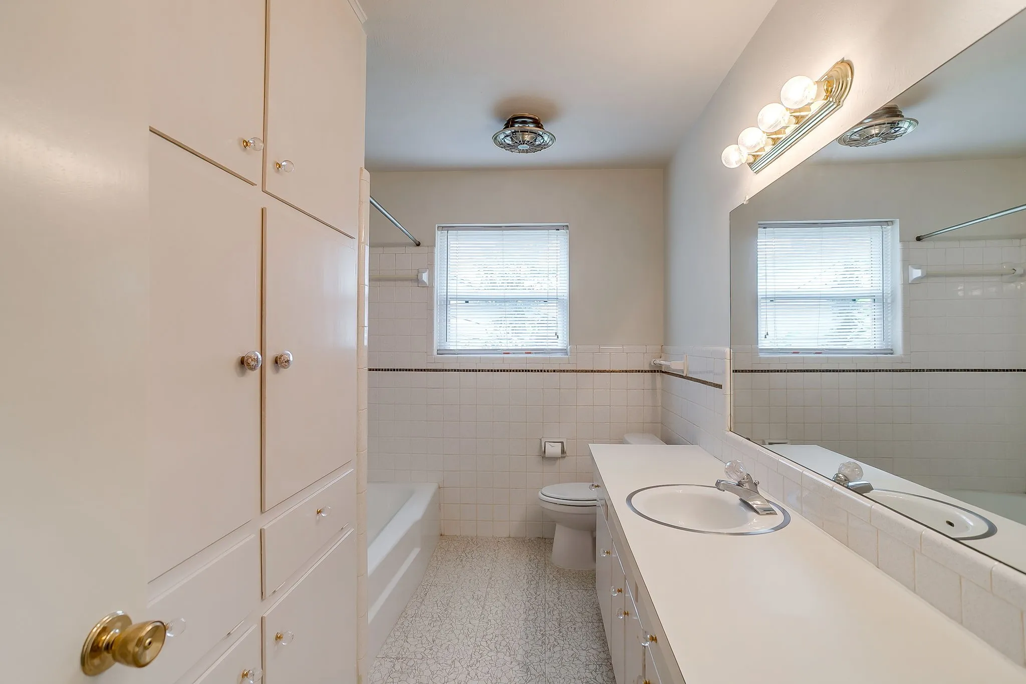 Single Family Residence For Sale in Tarrant County , 2928 Laredo Drive, Fort Worth, Texas 76116, 3 Bedroom, 2 Bathroom, 2 Garage spaces, 1,720 Sqft, built in 1965, mls#21344621, Real Estate Agent in Fort Worth, Homes For Sale in Tarrant county, Homes For Sale in Fort Worth, Realtor in Fort Worth Texas, Real Estate Brokerage Independent Realty Texas, Luminita Cordes Realtor