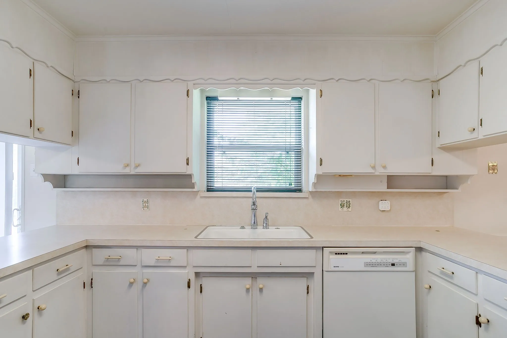 Single Family Residence For Sale in Tarrant County , 2928 Laredo Drive, Fort Worth, Texas 76116, 3 Bedroom, 2 Bathroom, 2 Garage spaces, 1,720 Sqft, built in 1965, mls#21344621, Real Estate Agent in Fort Worth, Homes For Sale in Tarrant county, Homes For Sale in Fort Worth, Realtor in Fort Worth Texas, Real Estate Brokerage Independent Realty Texas, Luminita Cordes Realtor