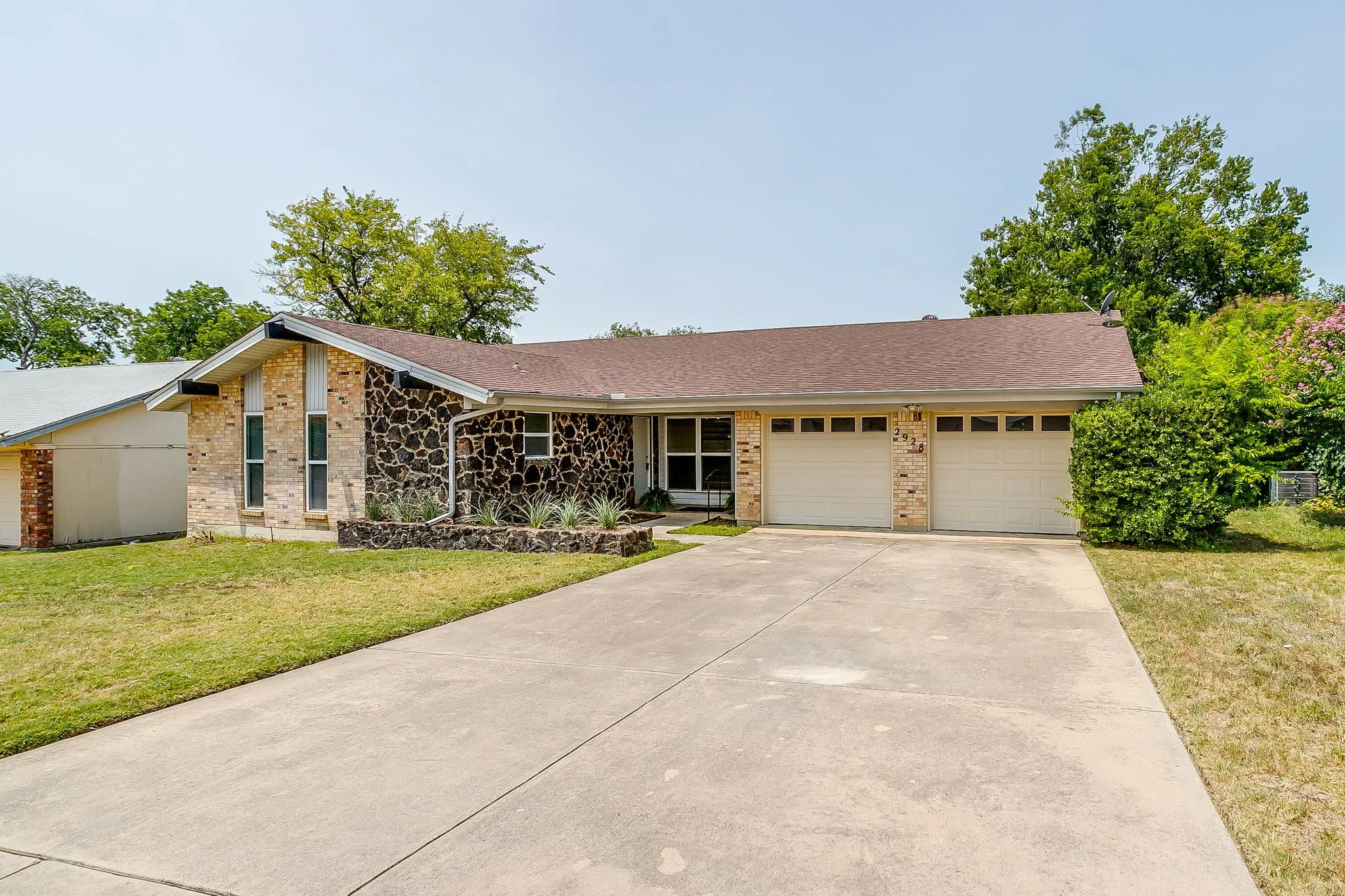Single Family Residence For Sale in Tarrant County , 2928 Laredo Drive, Fort Worth, Texas 76116, 3 Bedroom, 2 Bathroom, 2 Garage spaces, 1,720 Sqft, built in 1965, mls#21344621, Real Estate Agent in Fort Worth, Homes For Sale in Tarrant county, Homes For Sale in Fort Worth, Realtor in Fort Worth Texas, Real Estate Brokerage Independent Realty Texas, Luminita Cordes Realtor