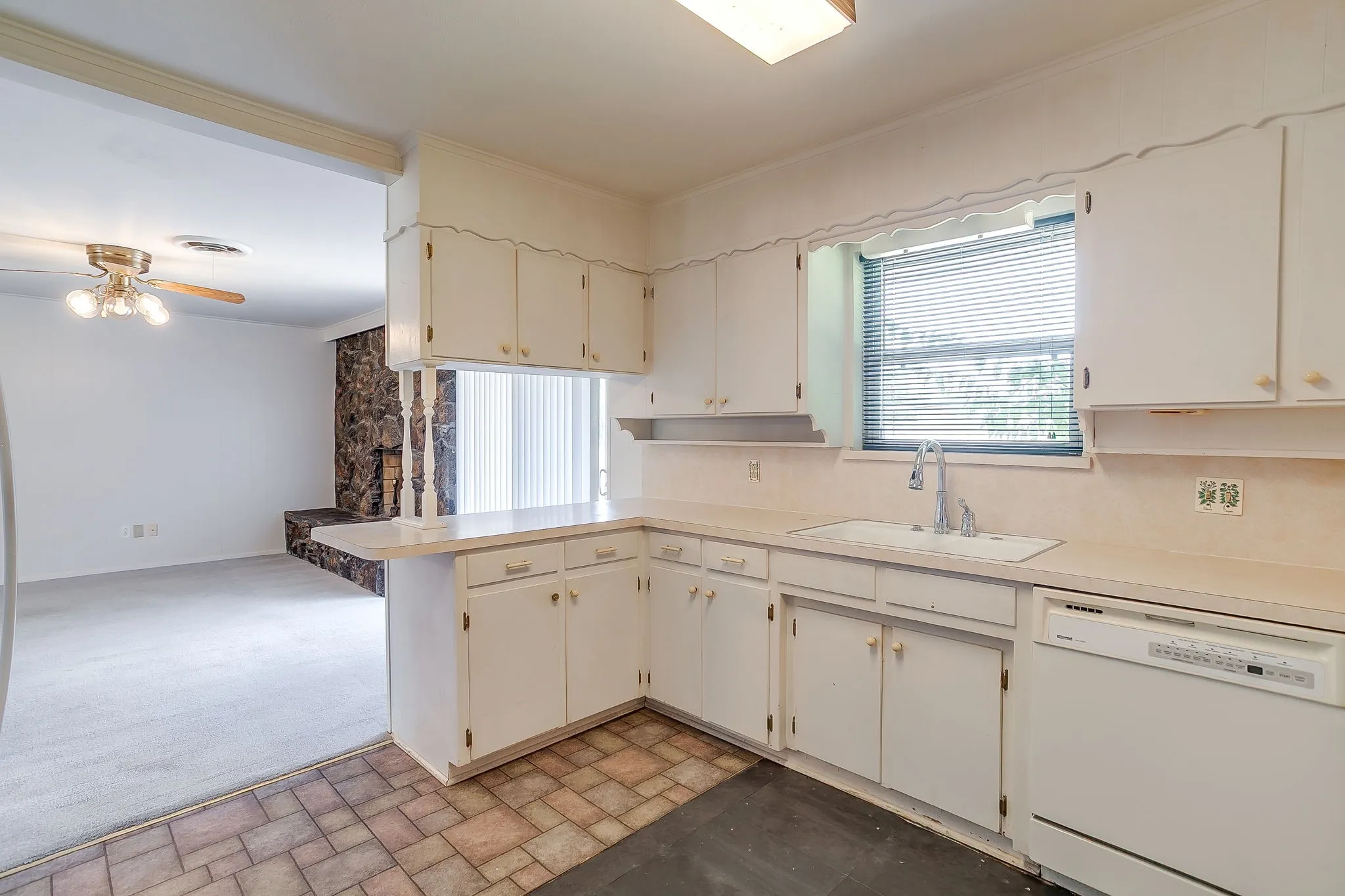 Single Family Residence For Sale in Tarrant County , 2928 Laredo Drive, Fort Worth, Texas 76116, 3 Bedroom, 2 Bathroom, 2 Garage spaces, 1,720 Sqft, built in 1965, mls#21344621, Real Estate Agent in Fort Worth, Homes For Sale in Tarrant county, Homes For Sale in Fort Worth, Realtor in Fort Worth Texas, Real Estate Brokerage Independent Realty Texas, Luminita Cordes Realtor
