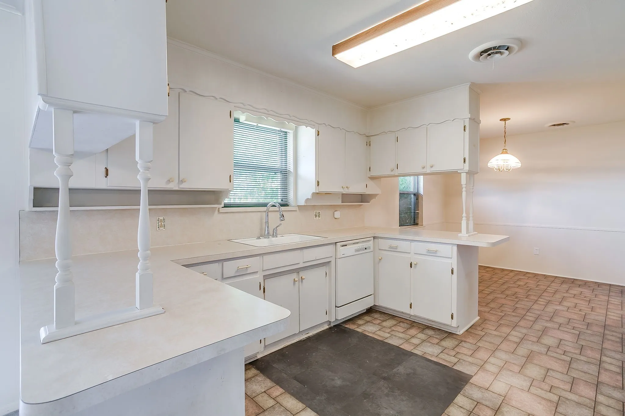 Single Family Residence For Sale in Tarrant County , 2928 Laredo Drive, Fort Worth, Texas 76116, 3 Bedroom, 2 Bathroom, 2 Garage spaces, 1,720 Sqft, built in 1965, mls#21344621, Real Estate Agent in Fort Worth, Homes For Sale in Tarrant county, Homes For Sale in Fort Worth, Realtor in Fort Worth Texas, Real Estate Brokerage Independent Realty Texas, Luminita Cordes Realtor