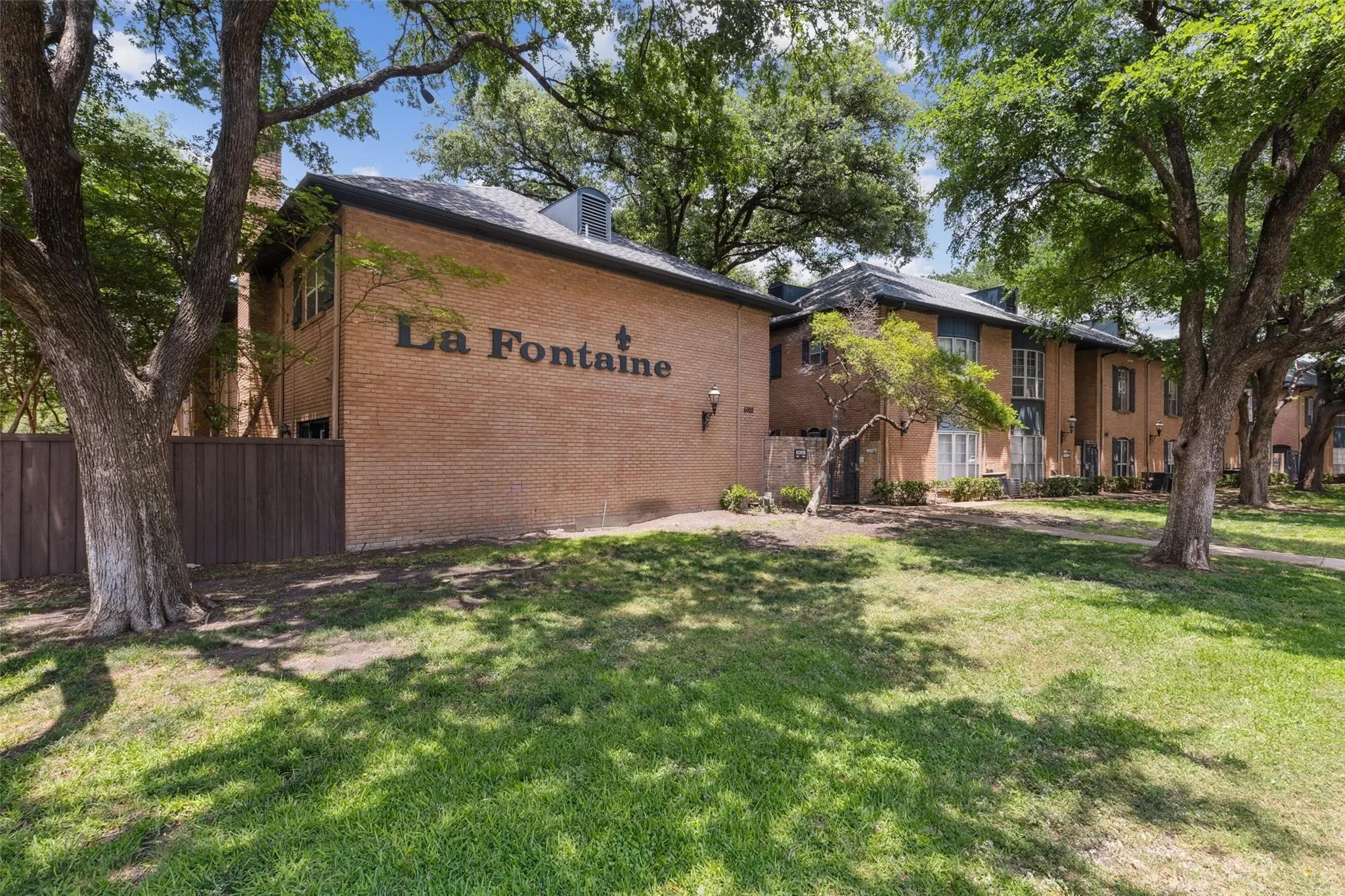 Condominium For Rent in Dallas County , 6015 E University Boulevard 227, Dallas, Texas 75206, 2 Bedroom, 1 Bathroom, Garage spaces, 924 Sqft, built in 1964, mls#21352733, Real Estate Agent in Dallas, Homes For Rent in Dallas county, Homes For Rent in Dallas, Realtor in Dallas Texas, Real Estate Brokerage Independent Realty Texas, Luminita Cordes Realtor