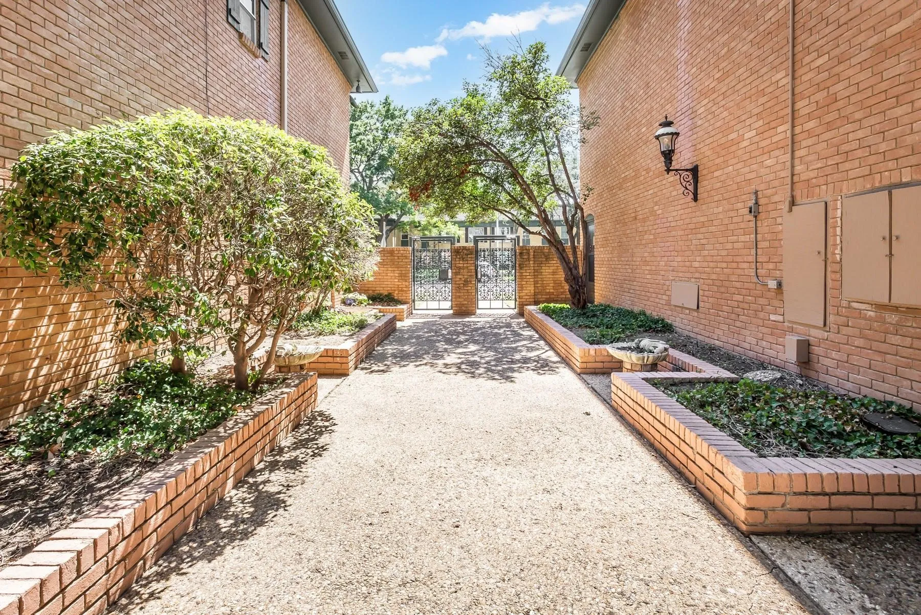 Condominium For Rent in Dallas County , 6015 E University Boulevard 227, Dallas, Texas 75206, 2 Bedroom, 1 Bathroom, Garage spaces, 924 Sqft, built in 1964, mls#21352733, Real Estate Agent in Dallas, Homes For Rent in Dallas county, Homes For Rent in Dallas, Realtor in Dallas Texas, Real Estate Brokerage Independent Realty Texas, Luminita Cordes Realtor