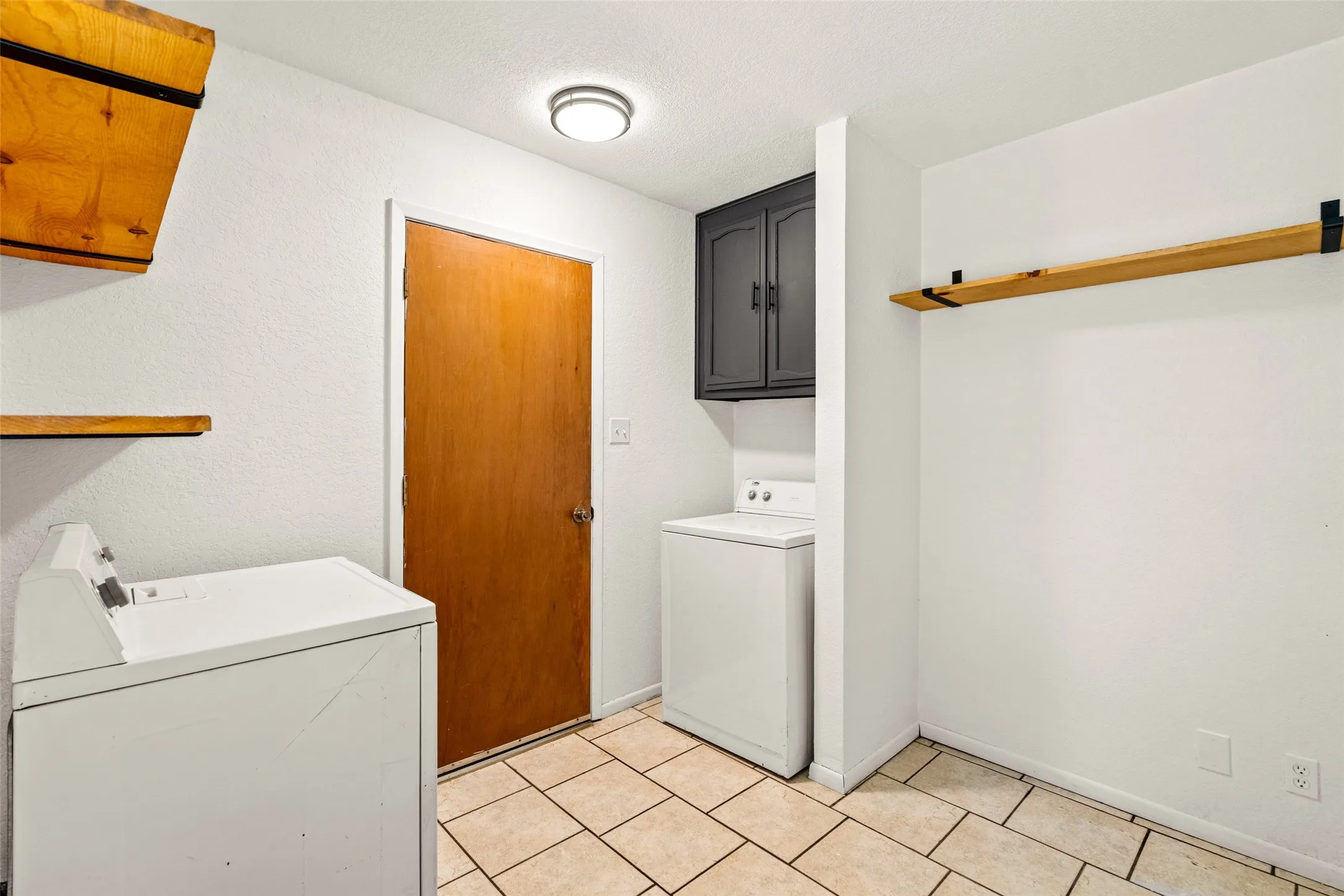 Single Family Residence For Sale in Tarrant County , 1032 Kane Street, Benbrook, Texas 76126, 3 Bedroom, 2 Bathroom, 2 Garage spaces, 1,558 Sqft, built in 1978, mls#21348616, Real Estate Agent in Benbrook, Homes For Sale in Tarrant county, Homes For Sale in Benbrook, Realtor in Benbrook Texas, Real Estate Brokerage Independent Realty Texas, Luminita Cordes Realtor