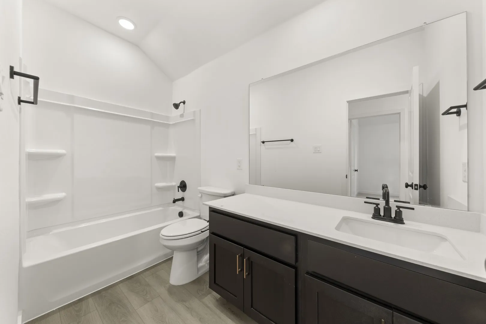 23. 4311 Bellflower - 3RD Bath