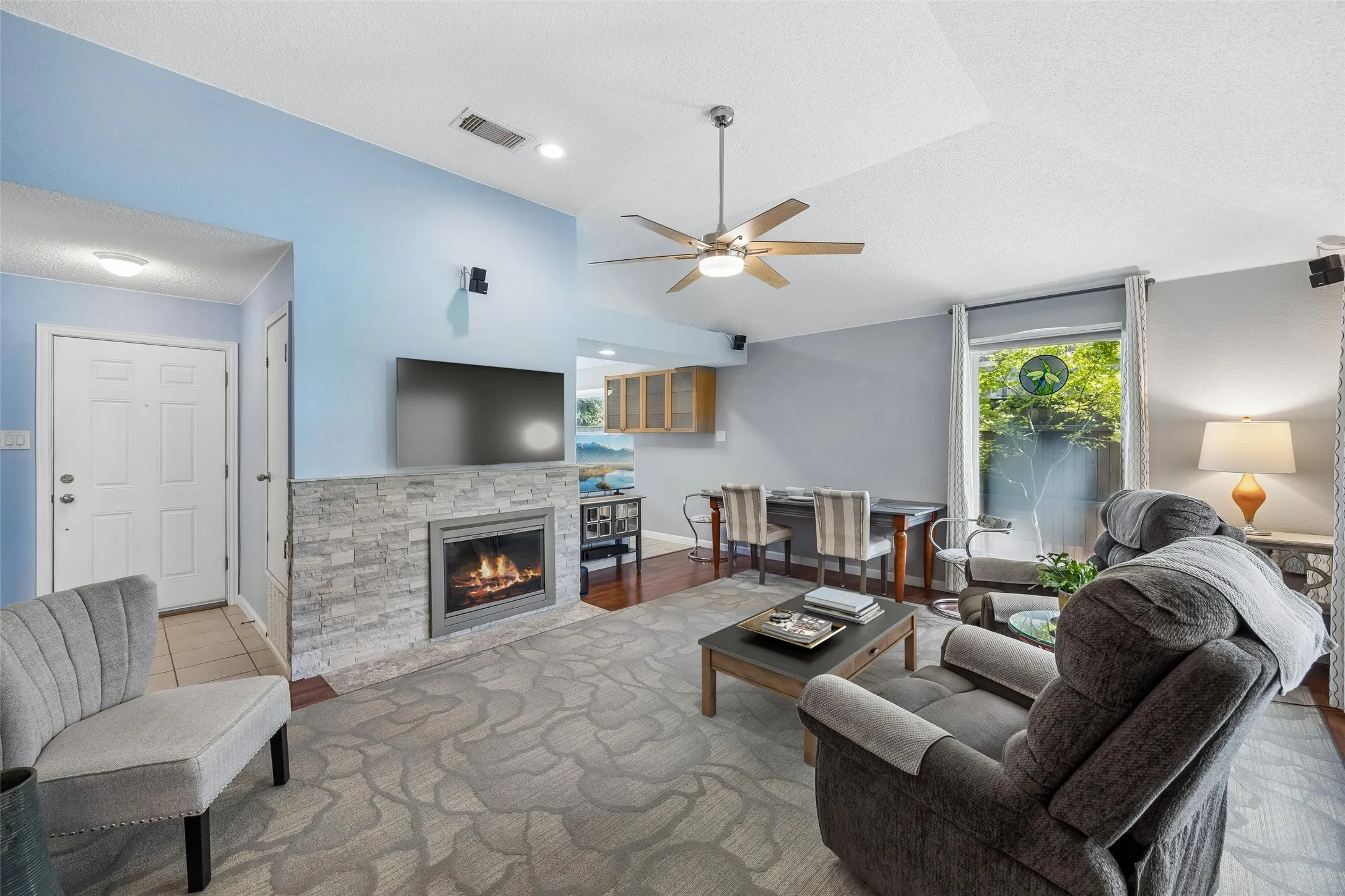 Single Family Residence For Sale in Dallas County , 563 Lee Drive, Coppell, Texas 75019, 2 Bedroom, 2 Bathroom, 1 Garage spaces, 1,045 Sqft, built in 1985, mls#21348311, Real Estate Agent in Coppell, Homes For Sale in Dallas county, Homes For Sale in Coppell, Realtor in Coppell Texas, Real Estate Brokerage Independent Realty Texas, Luminita Cordes Realtor