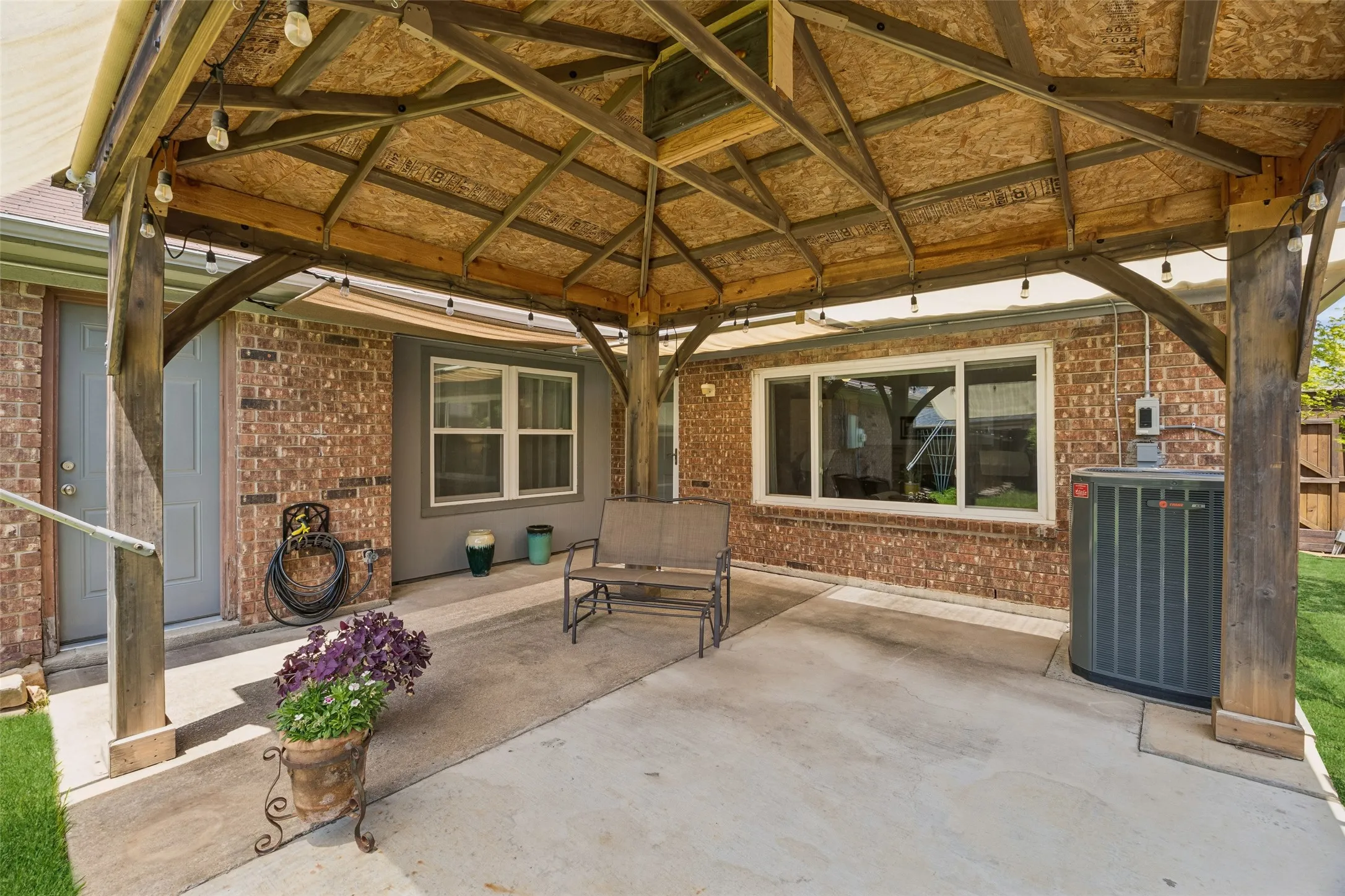 Single Family Residence For Sale in Dallas County , 563 Lee Drive, Coppell, Texas 75019, 2 Bedroom, 2 Bathroom, 1 Garage spaces, 1,045 Sqft, built in 1985, mls#21348311, Real Estate Agent in Coppell, Homes For Sale in Dallas county, Homes For Sale in Coppell, Realtor in Coppell Texas, Real Estate Brokerage Independent Realty Texas, Luminita Cordes Realtor