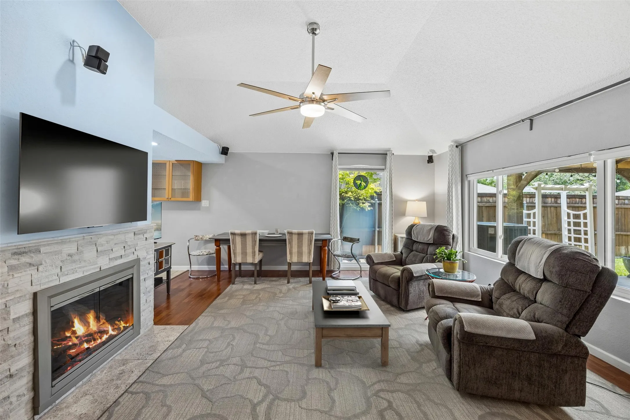 Single Family Residence For Sale in Dallas County , 563 Lee Drive, Coppell, Texas 75019, 2 Bedroom, 2 Bathroom, 1 Garage spaces, 1,045 Sqft, built in 1985, mls#21348311, Real Estate Agent in Coppell, Homes For Sale in Dallas county, Homes For Sale in Coppell, Realtor in Coppell Texas, Real Estate Brokerage Independent Realty Texas, Luminita Cordes Realtor