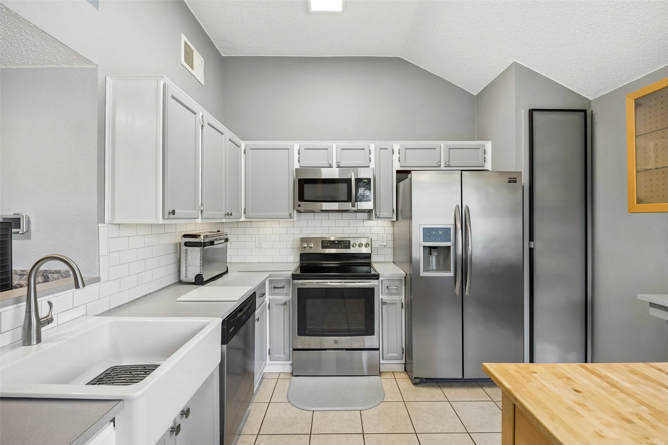Single Family Residence For Sale in Dallas County , 563 Lee Drive, Coppell, Texas 75019, 2 Bedroom, 2 Bathroom, 1 Garage spaces, 1,045 Sqft, built in 1985, mls#21348311, Real Estate Agent in Coppell, Homes For Sale in Dallas county, Homes For Sale in Coppell, Realtor in Coppell Texas, Real Estate Brokerage Independent Realty Texas, Luminita Cordes Realtor