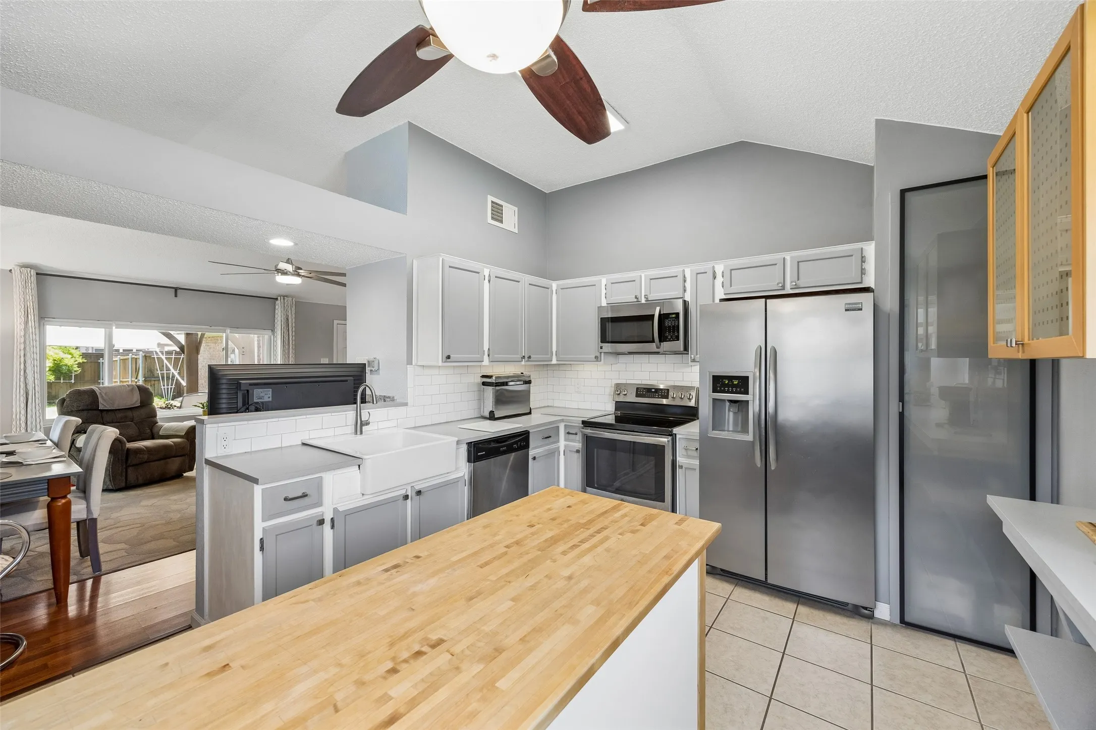 Single Family Residence For Sale in Dallas County , 563 Lee Drive, Coppell, Texas 75019, 2 Bedroom, 2 Bathroom, 1 Garage spaces, 1,045 Sqft, built in 1985, mls#21348311, Real Estate Agent in Coppell, Homes For Sale in Dallas county, Homes For Sale in Coppell, Realtor in Coppell Texas, Real Estate Brokerage Independent Realty Texas, Luminita Cordes Realtor
