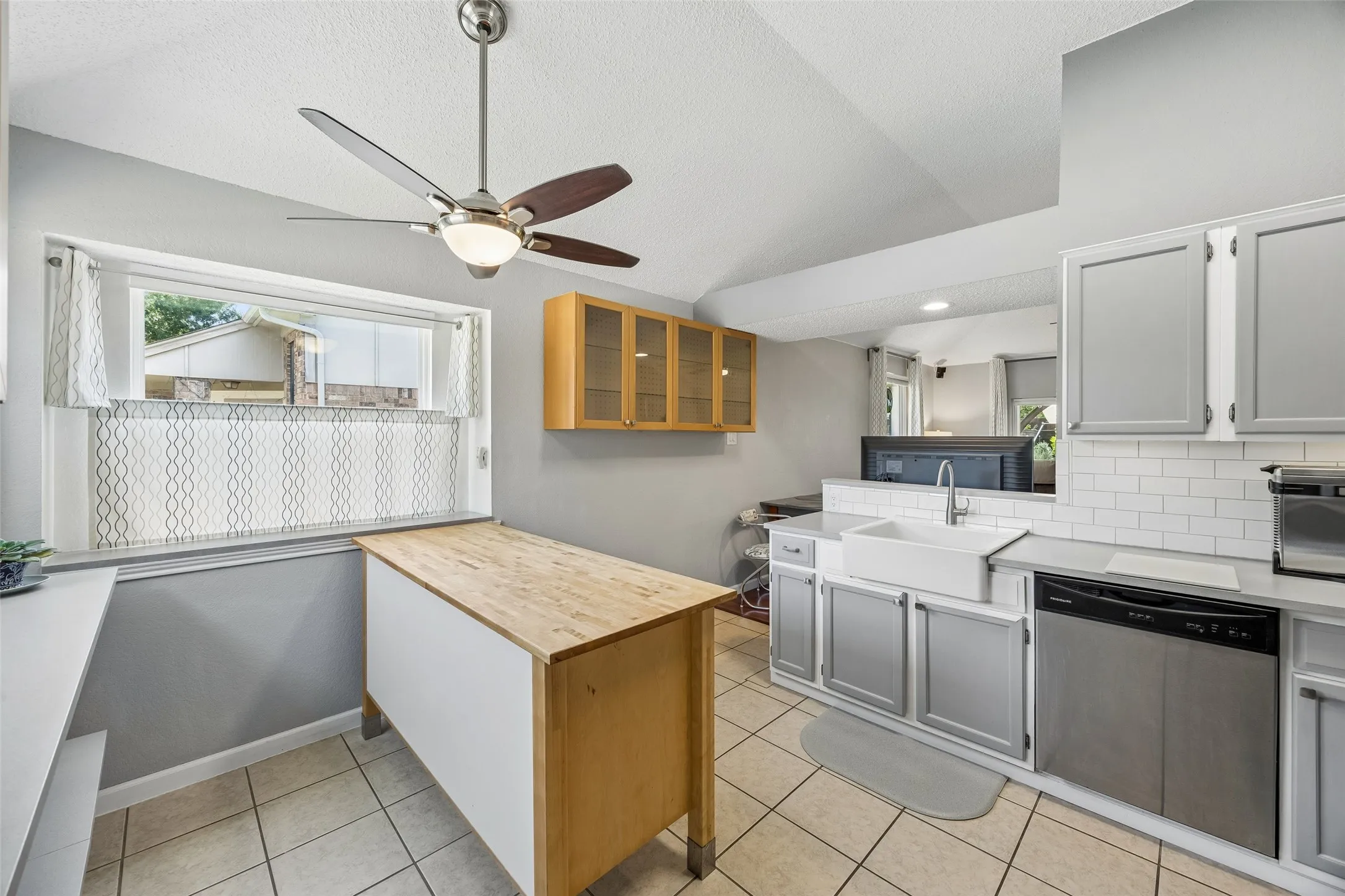 Single Family Residence For Sale in Dallas County , 563 Lee Drive, Coppell, Texas 75019, 2 Bedroom, 2 Bathroom, 1 Garage spaces, 1,045 Sqft, built in 1985, mls#21348311, Real Estate Agent in Coppell, Homes For Sale in Dallas county, Homes For Sale in Coppell, Realtor in Coppell Texas, Real Estate Brokerage Independent Realty Texas, Luminita Cordes Realtor