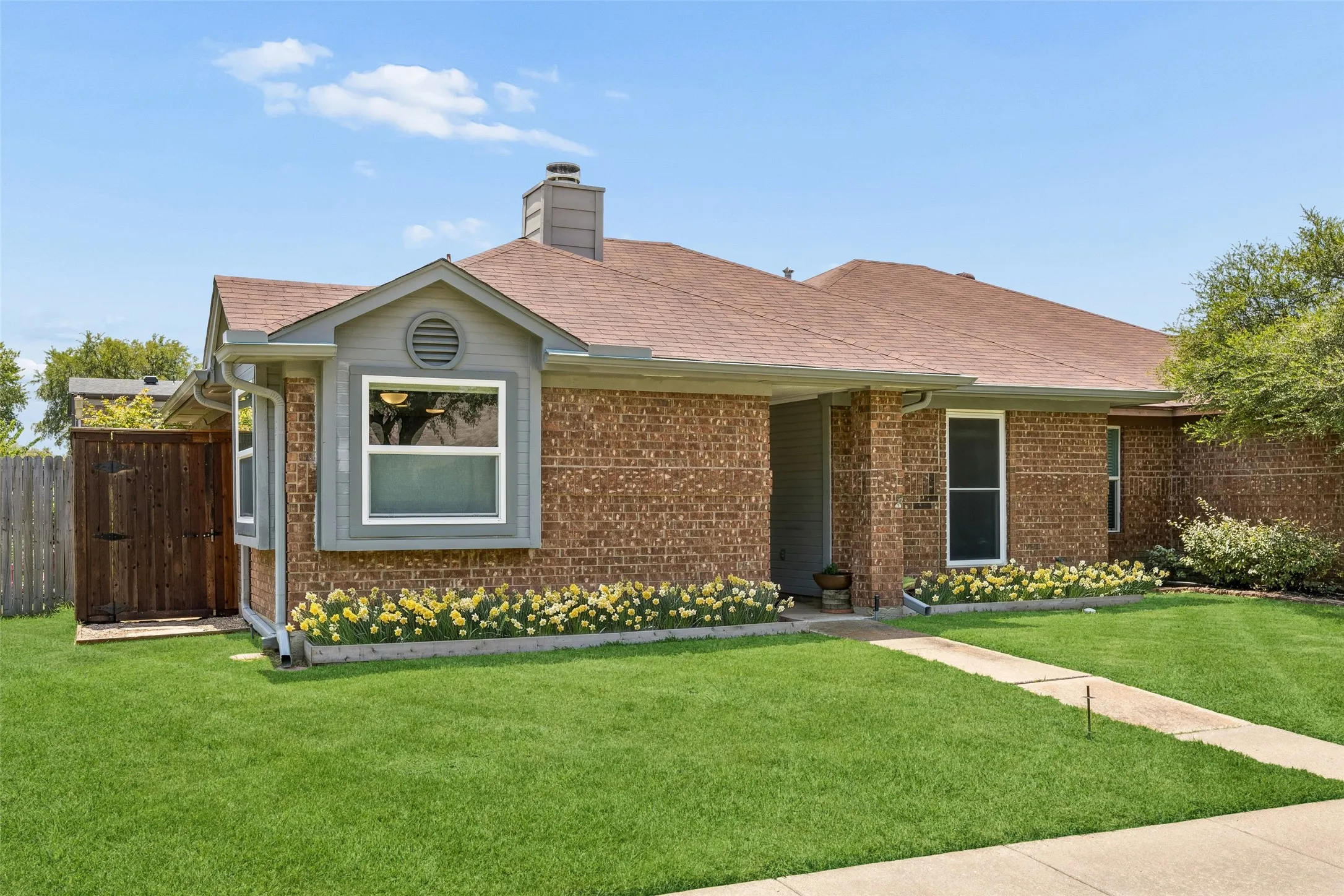 Single Family Residence For Sale in Dallas County , 563 Lee Drive, Coppell, Texas 75019, 2 Bedroom, 2 Bathroom, 1 Garage spaces, 1,045 Sqft, built in 1985, mls#21348311, Real Estate Agent in Coppell, Homes For Sale in Dallas county, Homes For Sale in Coppell, Realtor in Coppell Texas, Real Estate Brokerage Independent Realty Texas, Luminita Cordes Realtor