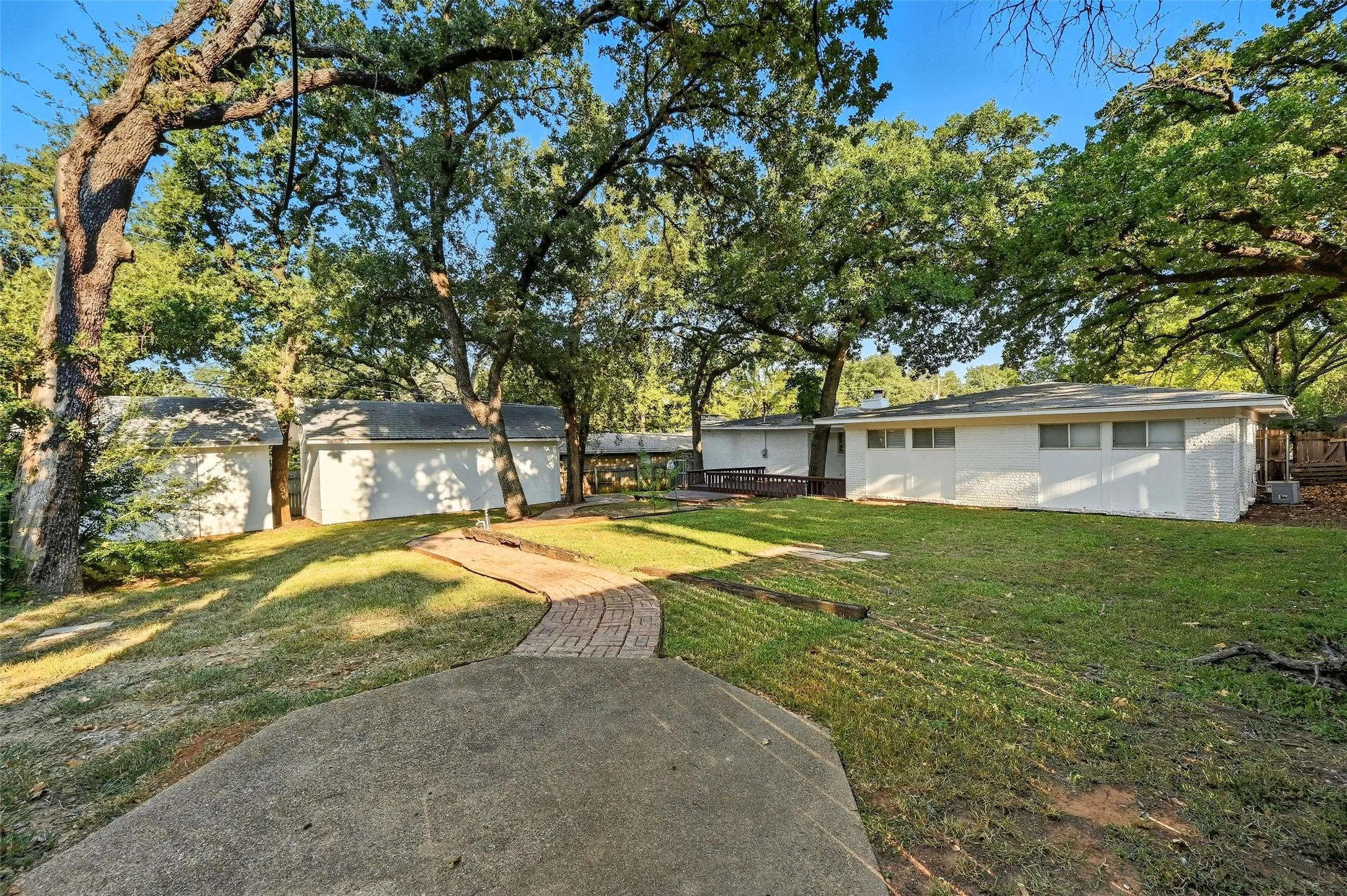 Single Family Residence For Sale in Tarrant County , 1310 W Cedar Street, Arlington, Texas 76012, 3 Bedroom, 2 Bathroom, 2 Garage spaces, 1,815 Sqft, built in 1956, mls#21350536, Real Estate Agent in Arlington, Homes For Sale in Tarrant county, Homes For Sale in Arlington, Realtor in Arlington Texas, Real Estate Brokerage Independent Realty Texas, Luminita Cordes Realtor
